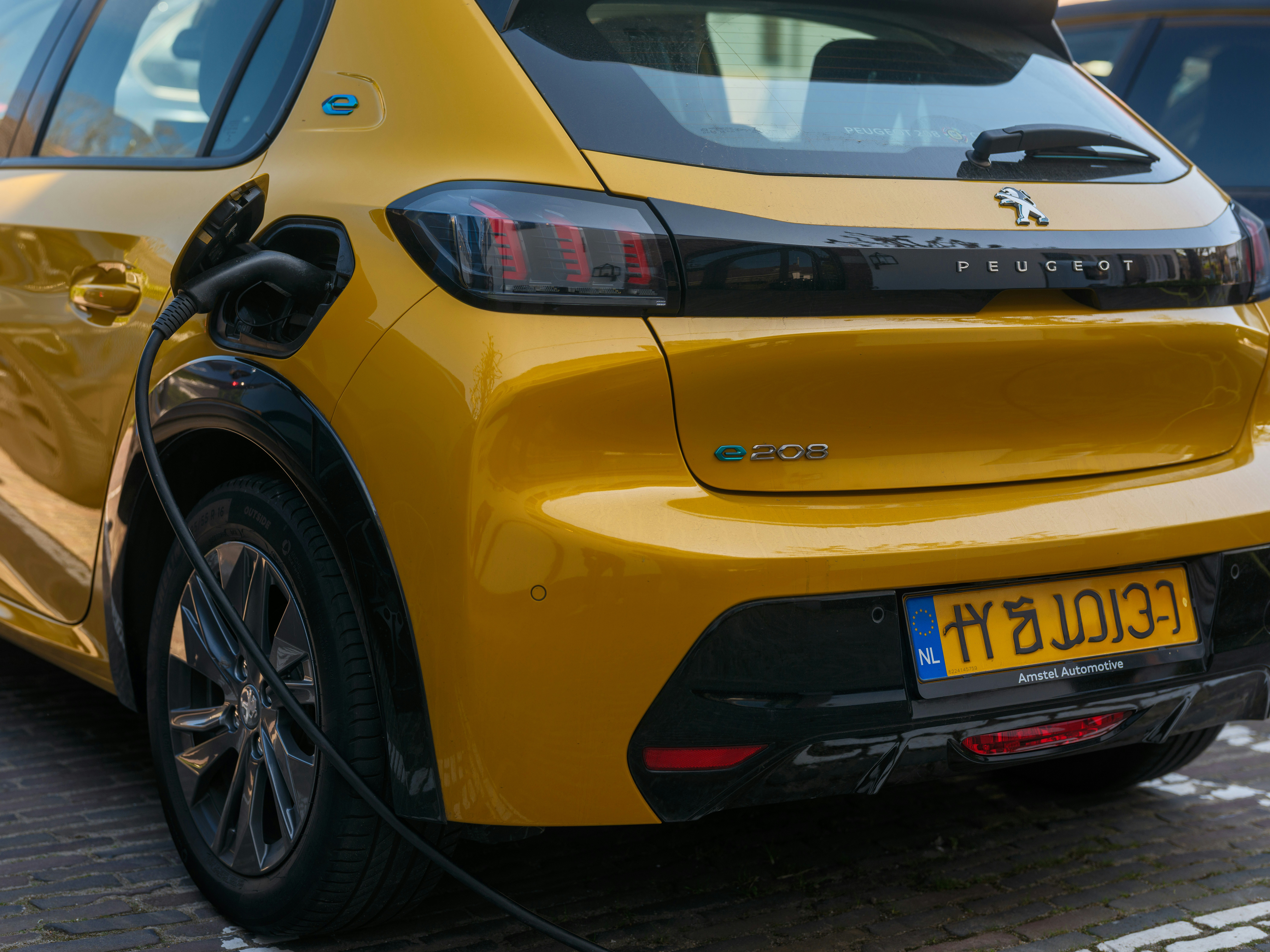 Hybrid vs Electric Car Cost: 2025 Total Ownership Guide
