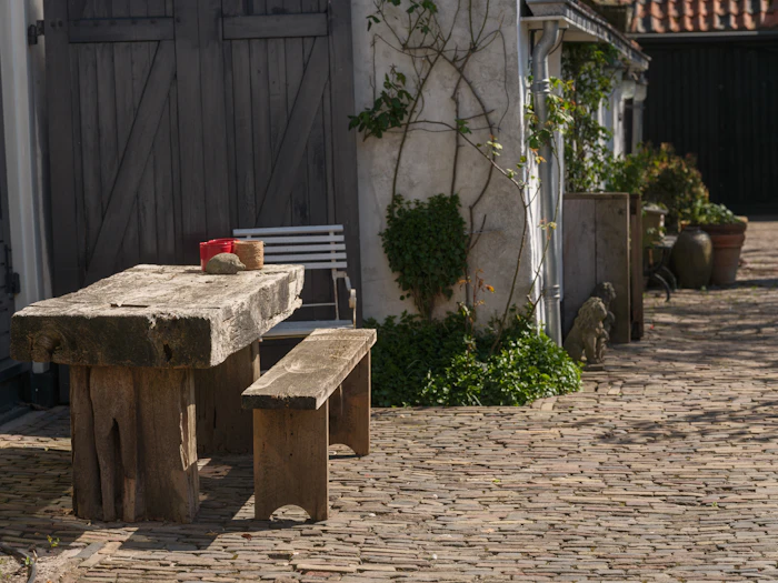 Houten tafel en bank op een terras
