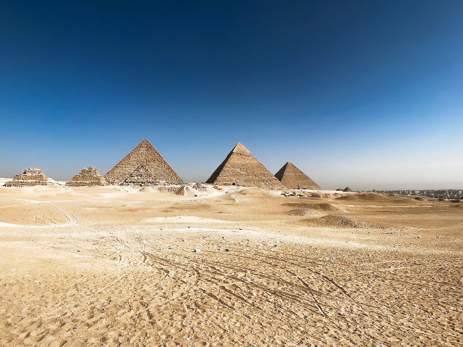 Les grandes pyramides de Gizeh dans le désert égyptien