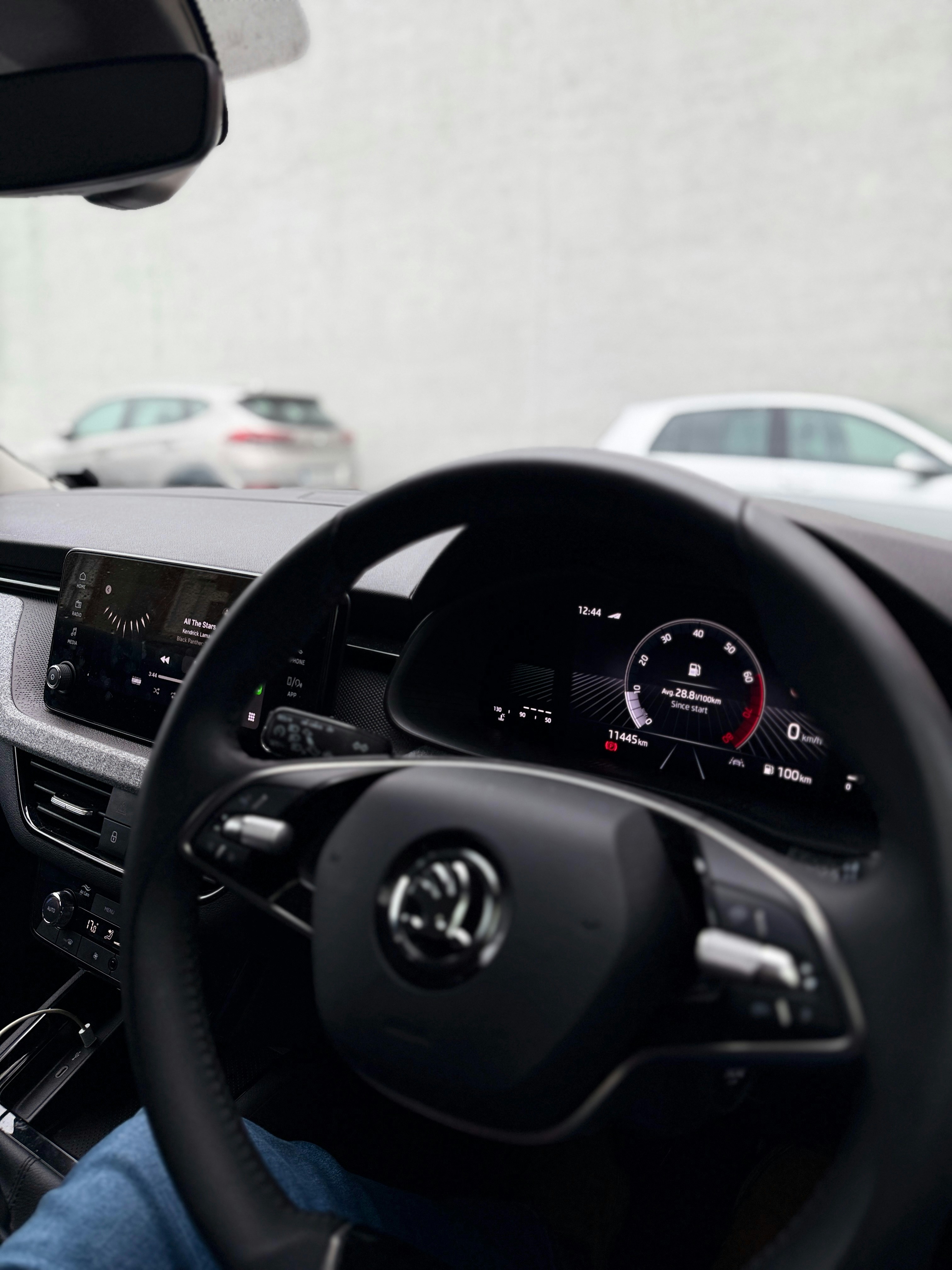 Im Inneren eines Skoda-Autos, mit Fokus auf dem Armaturenbrett.