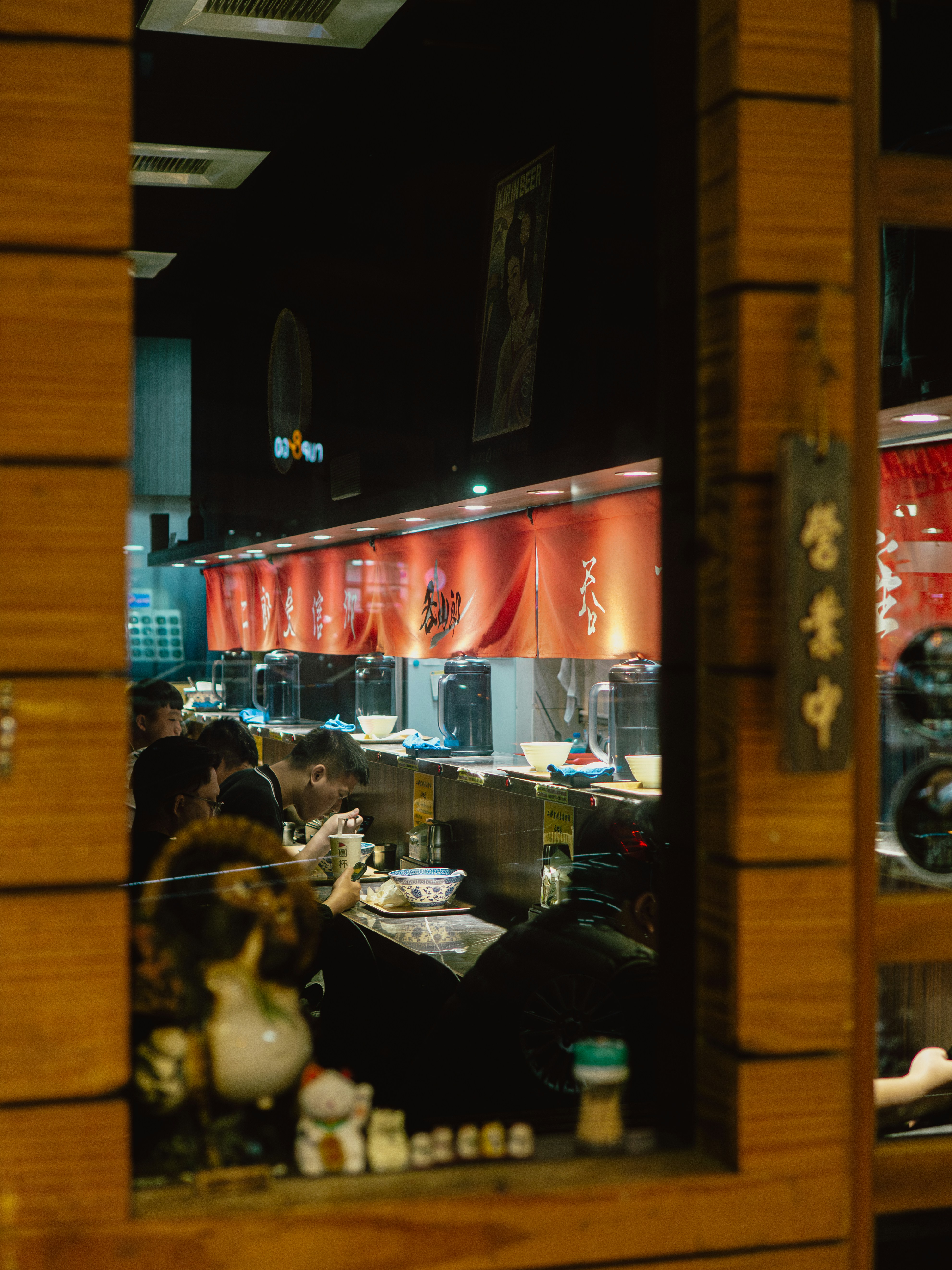 Les gens mangent dans un restaurant de ramen japonais.
