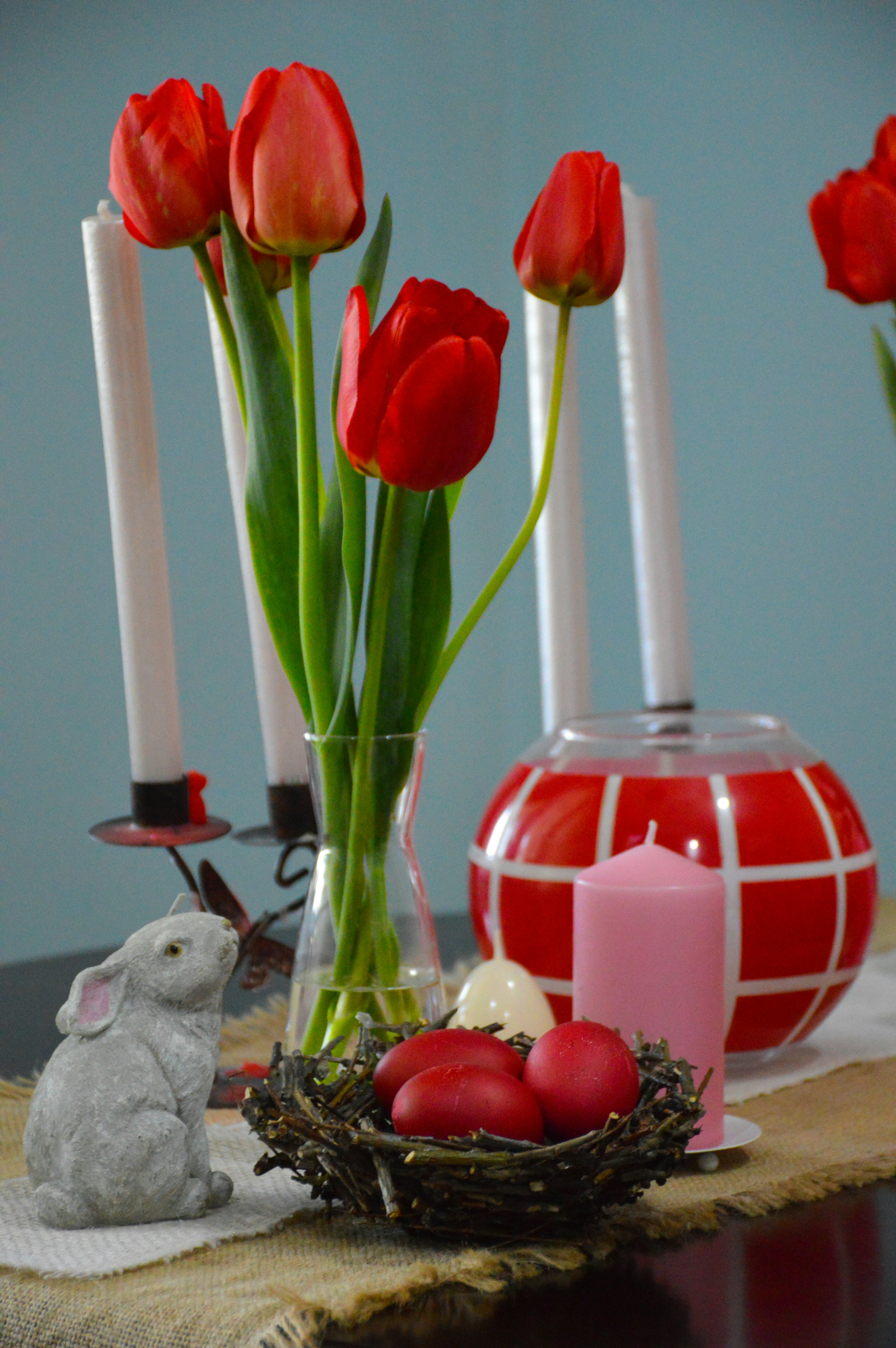 Easter table setting with tulips and decorations.