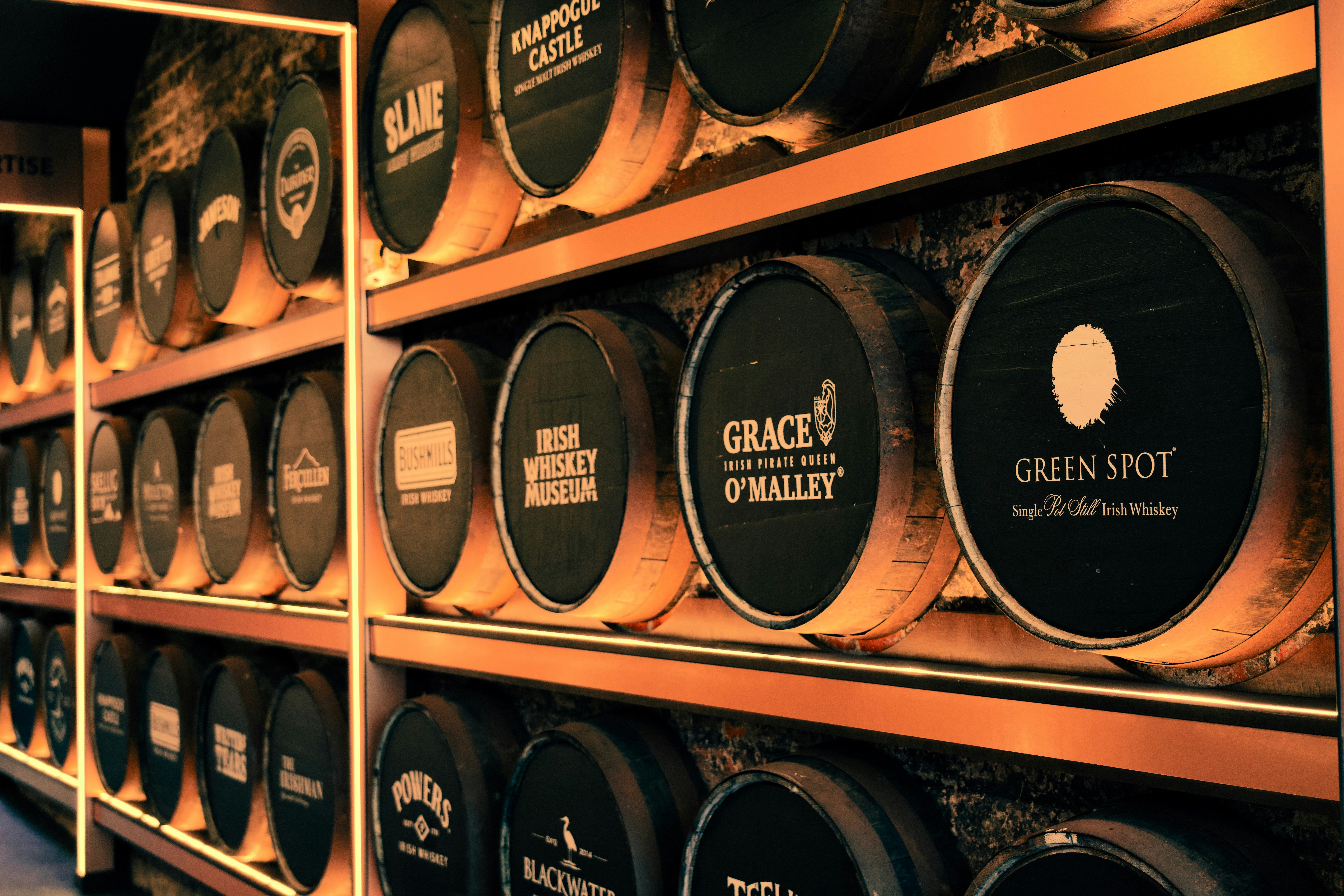 Sammlung von Whiskeyfässern 