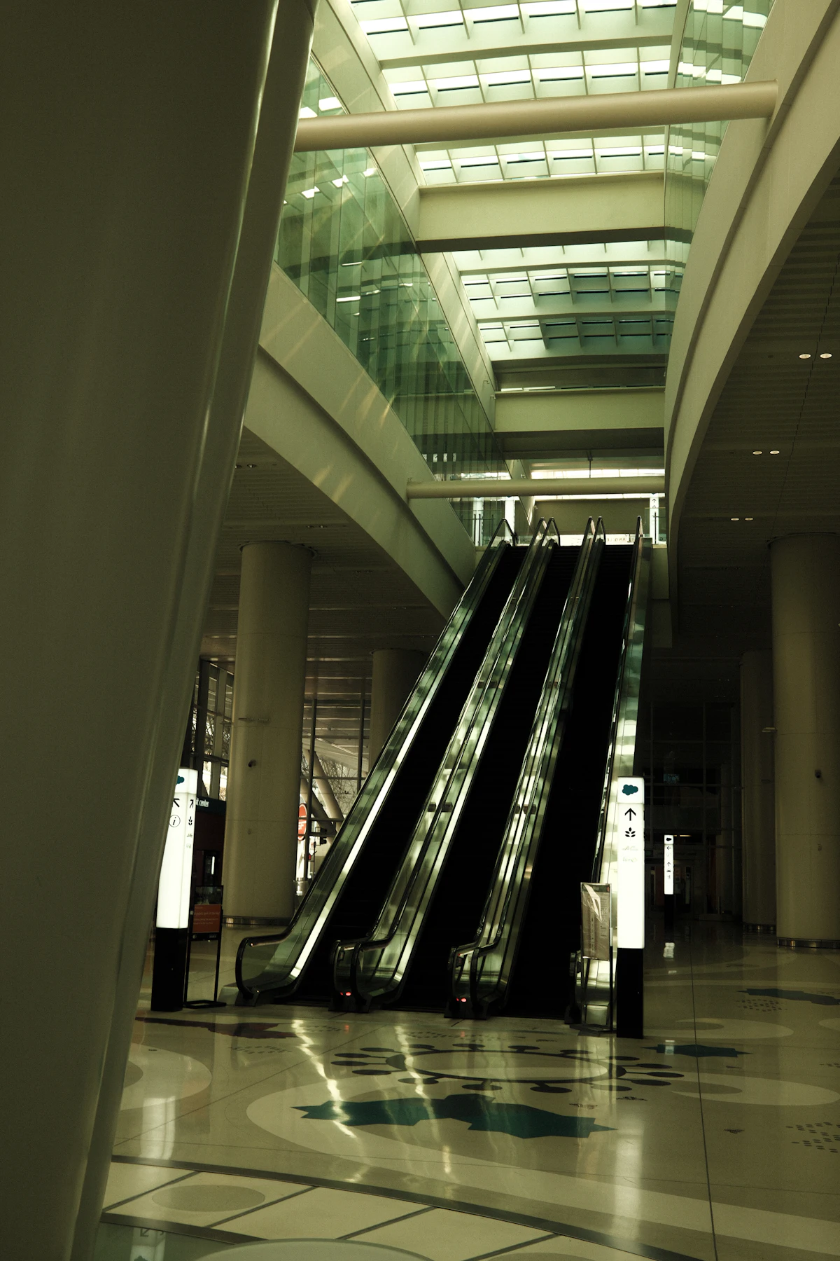 Escadas rolantes em um edifício moderno