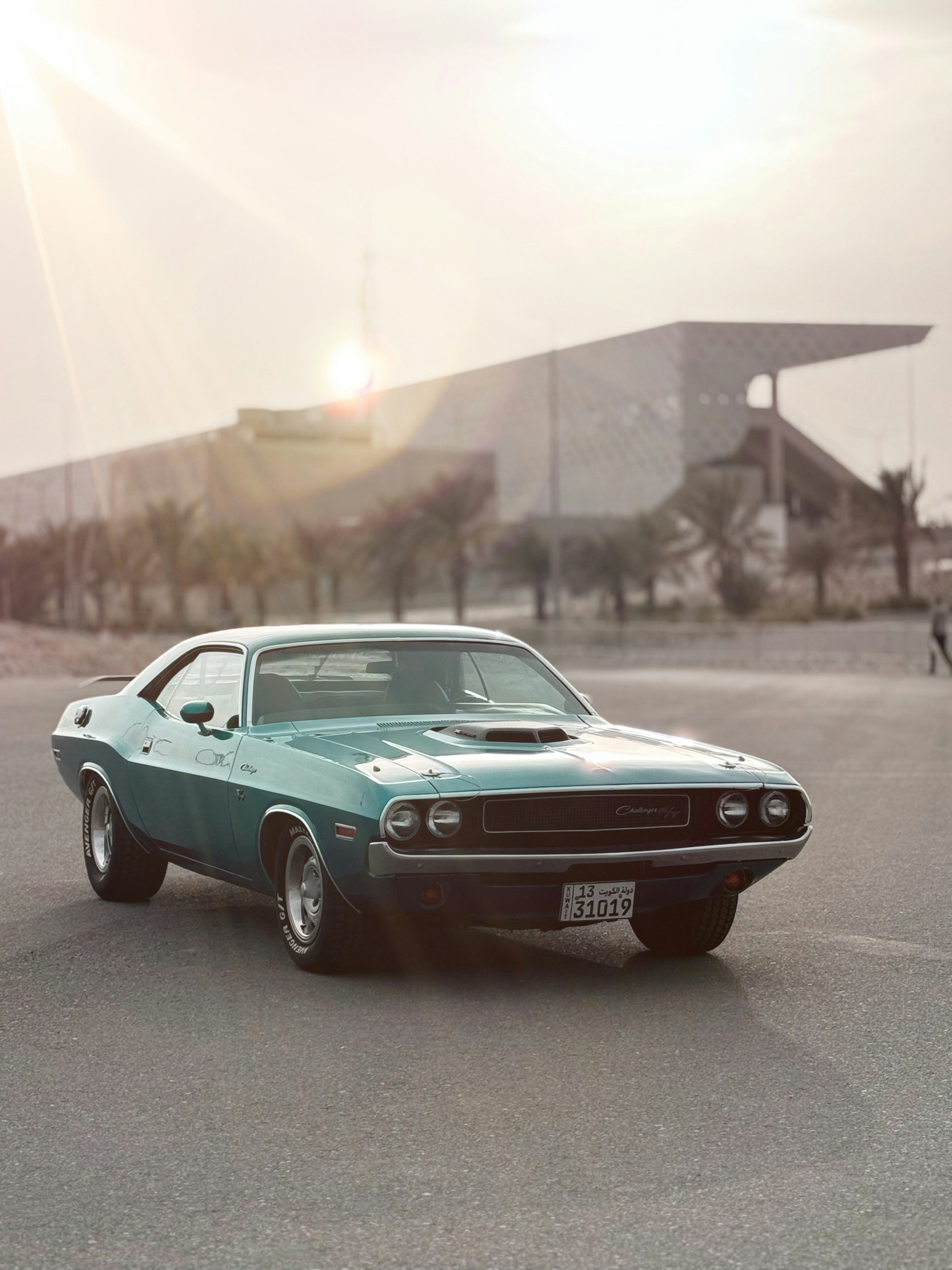 Um clássico desafiante de esquiva azul-petróleo brilha ao sol. foto –  Imagem grátis sobre Carro na Unsplash, image size:3000x4000