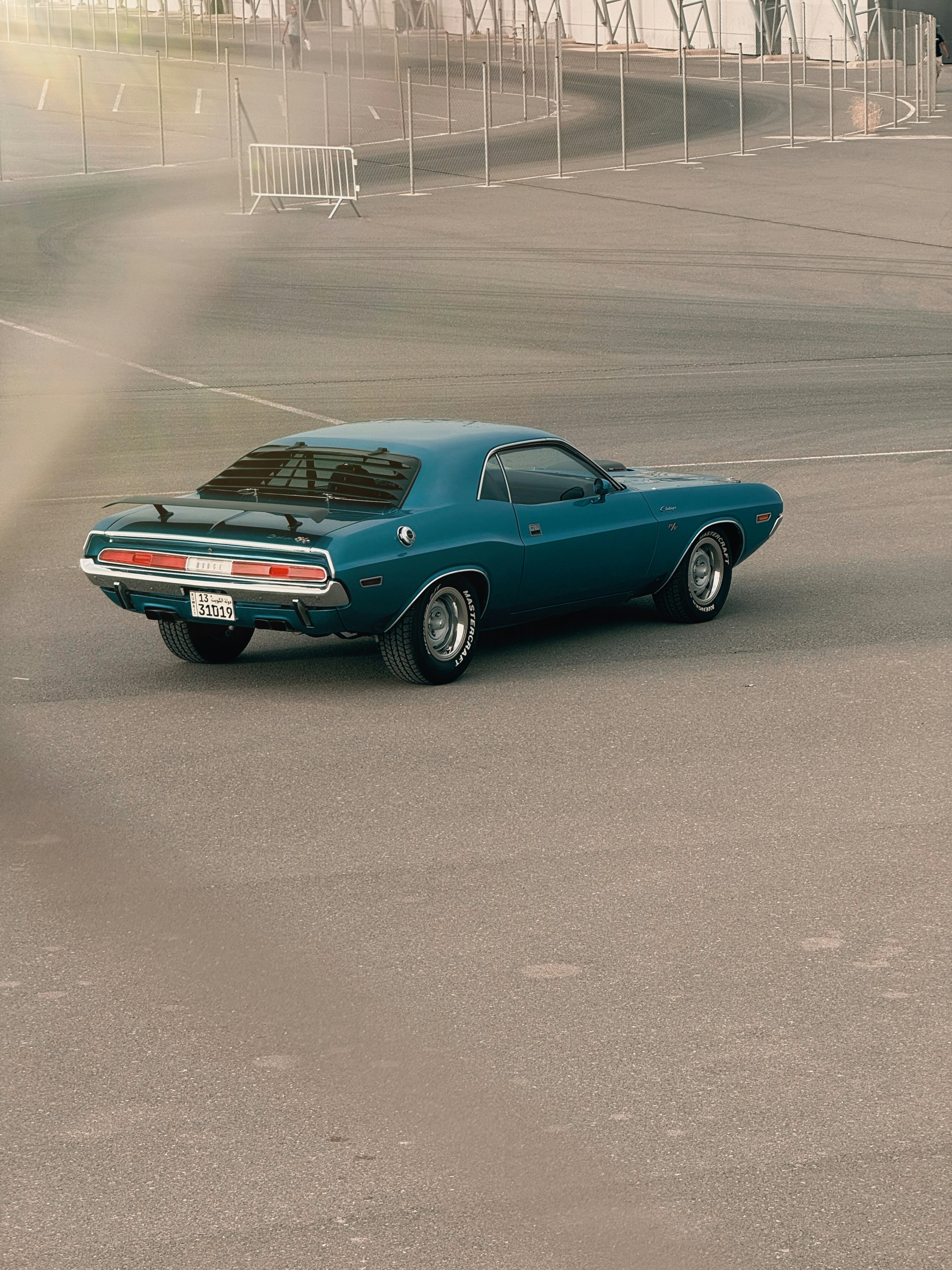 Um clássico desafiante de esquiva azul-petróleo brilha ao sol. foto –  Imagem grátis sobre Carro na Unsplash, image size:3000x4000