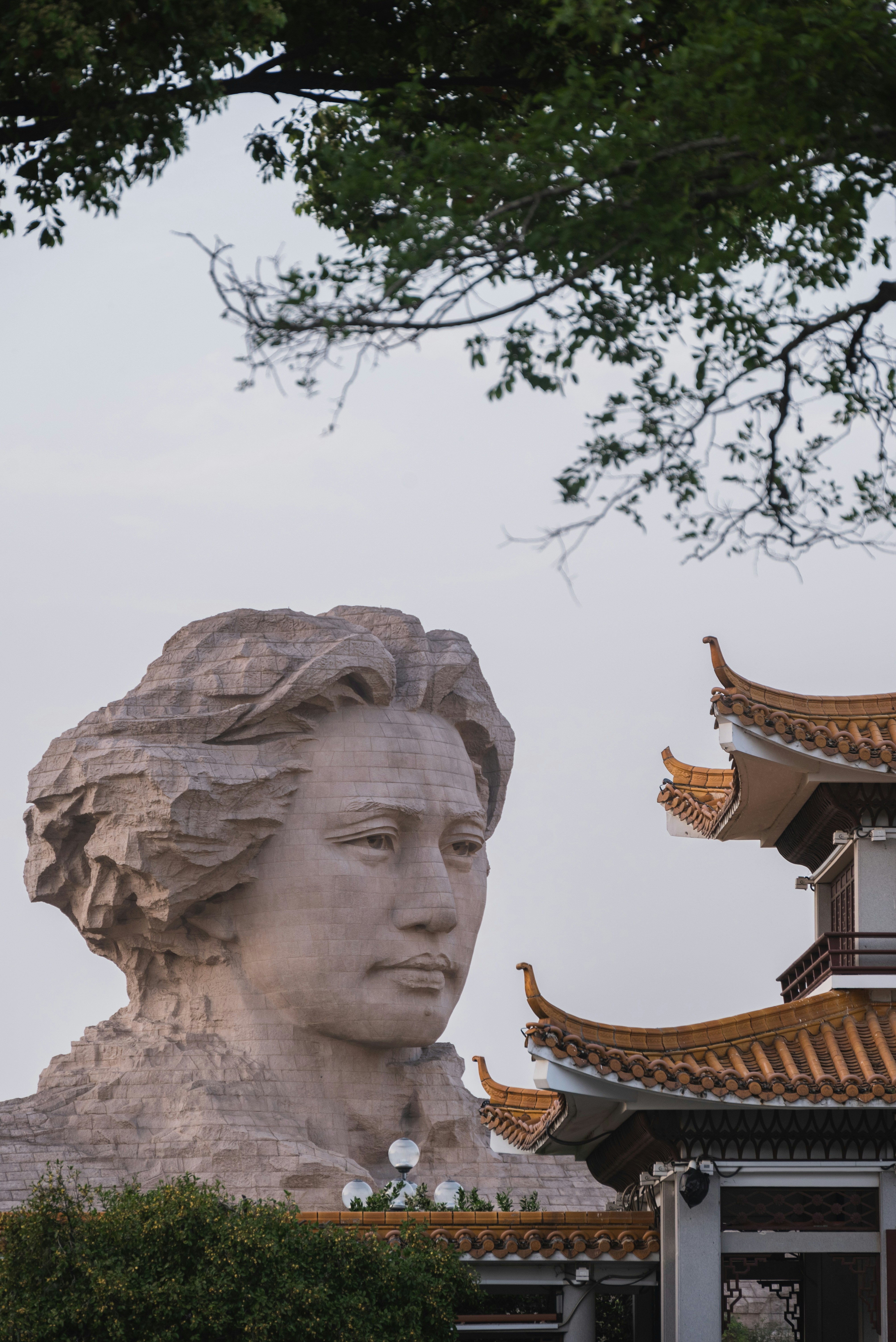 巨大な像やアジア風の建物が見えます。