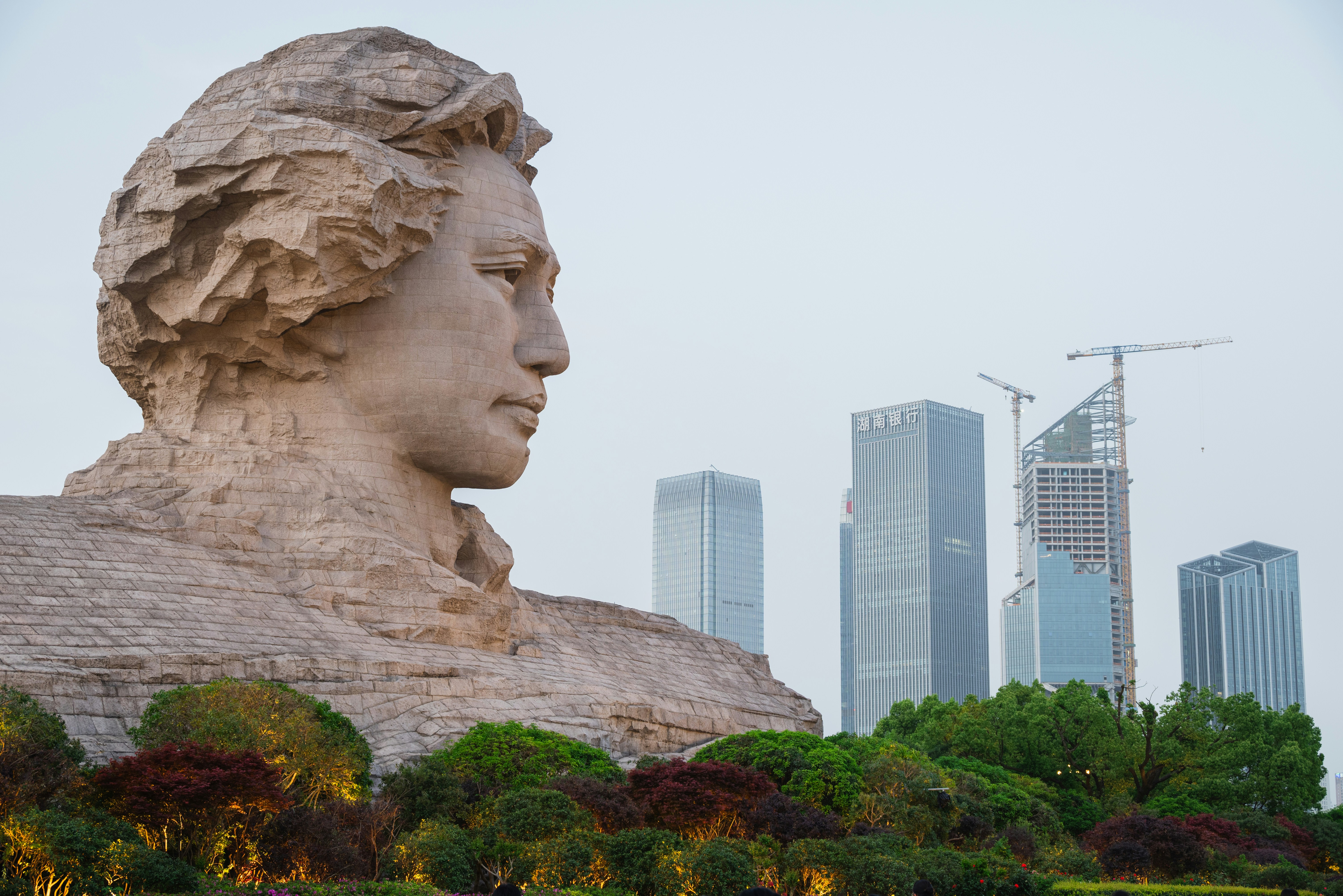 街のスカイラインの前には、記念碑的な彫刻がそびえ立っています。