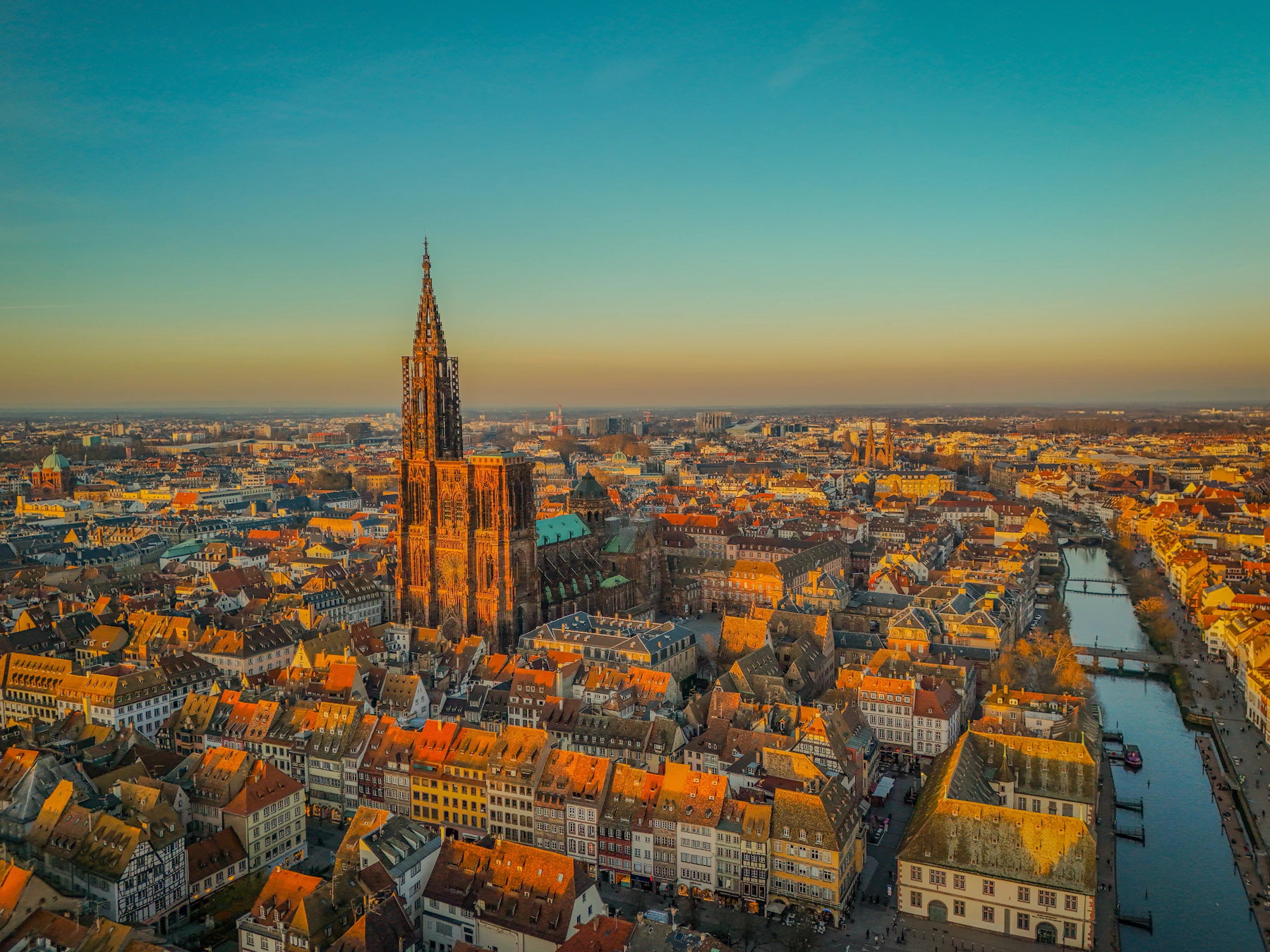 Vue aérienne de la cathédrale et du centre de Strasbourg au coucher du soleil