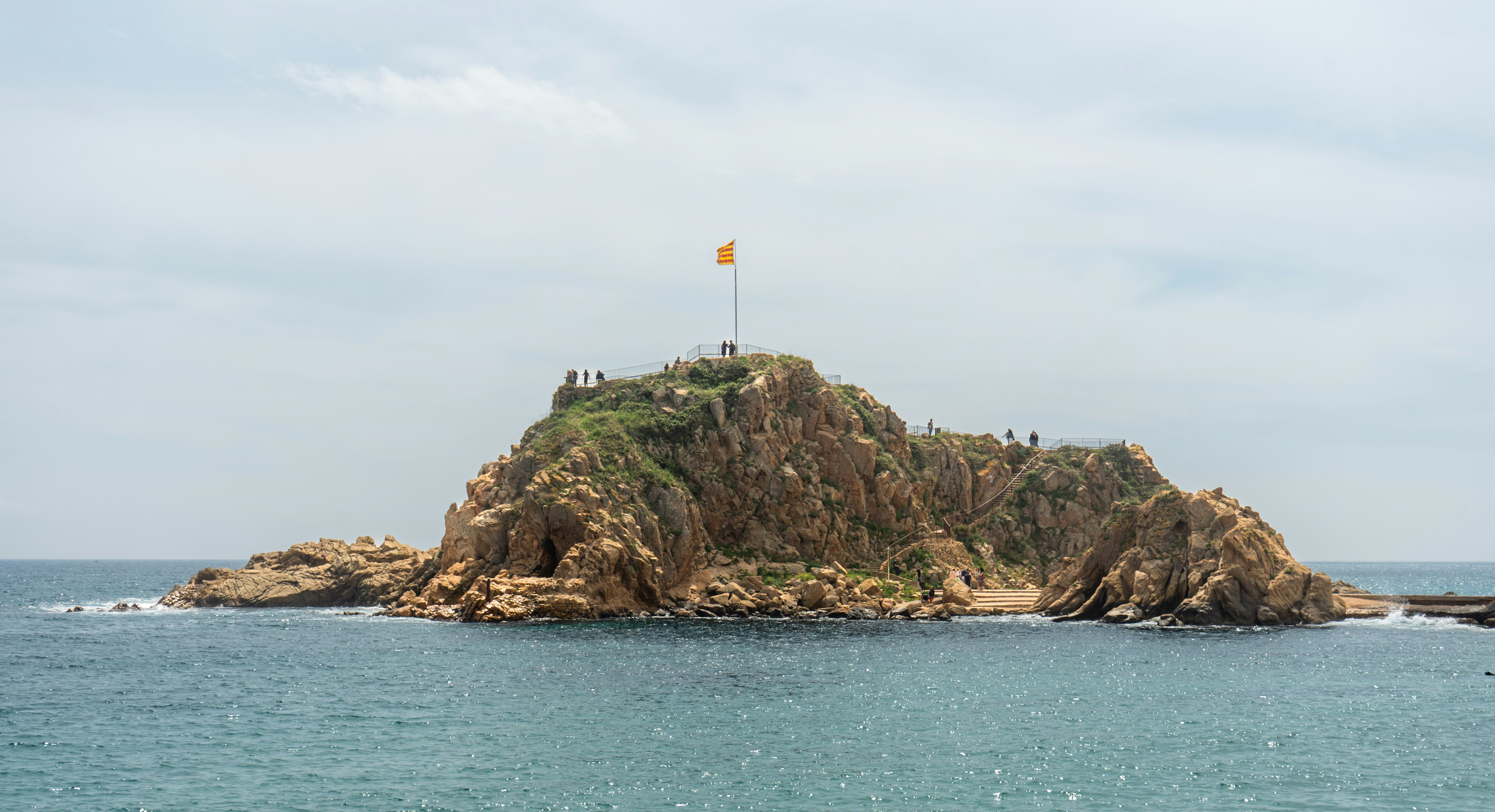 Una isla rocosa se encuentra sola en el océano. foto – Imagen de Verde ...