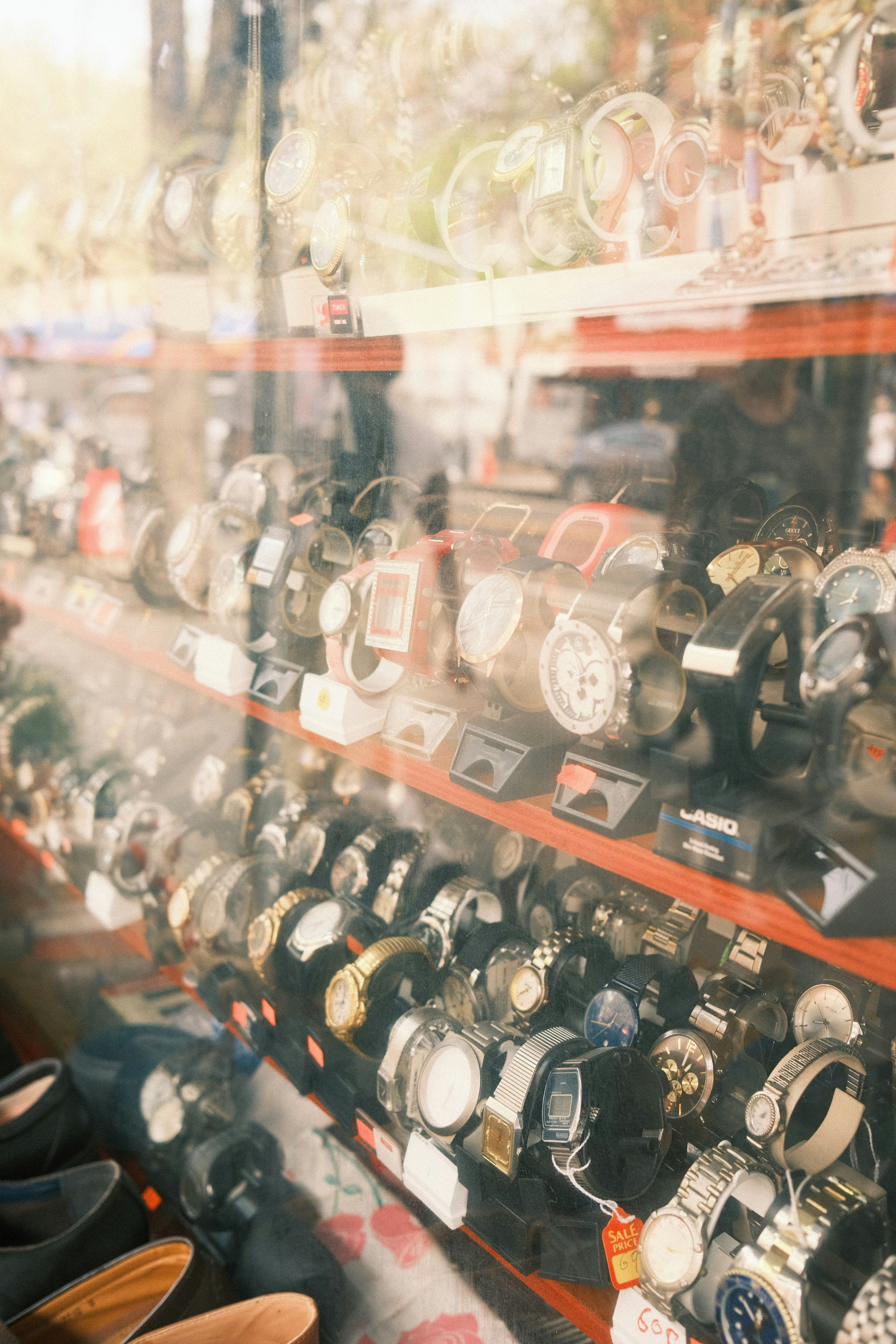 A shop window displays many watches. photo – Free Woman Image on Unsplash