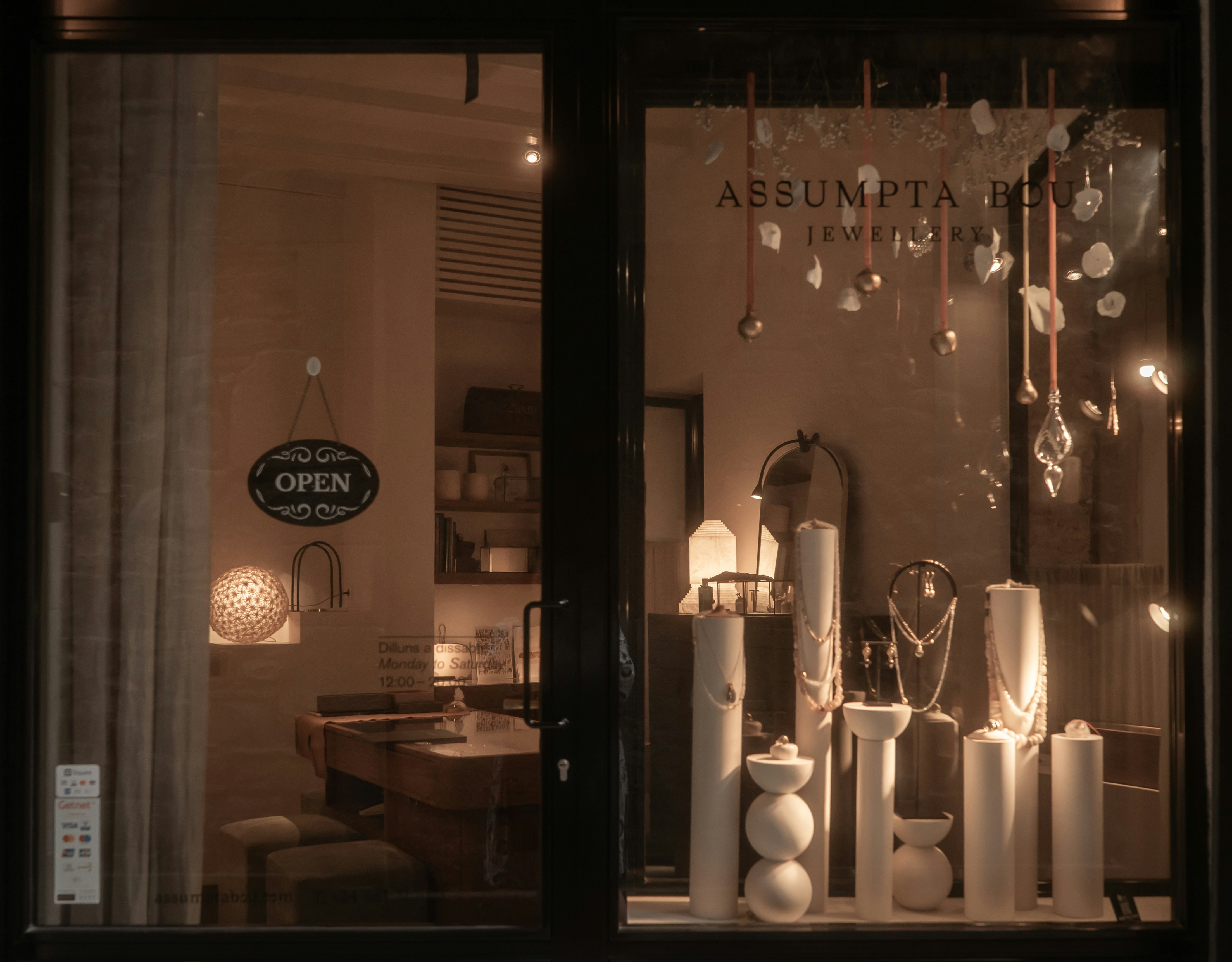 宝石店のディスプレイがライトアップされています。