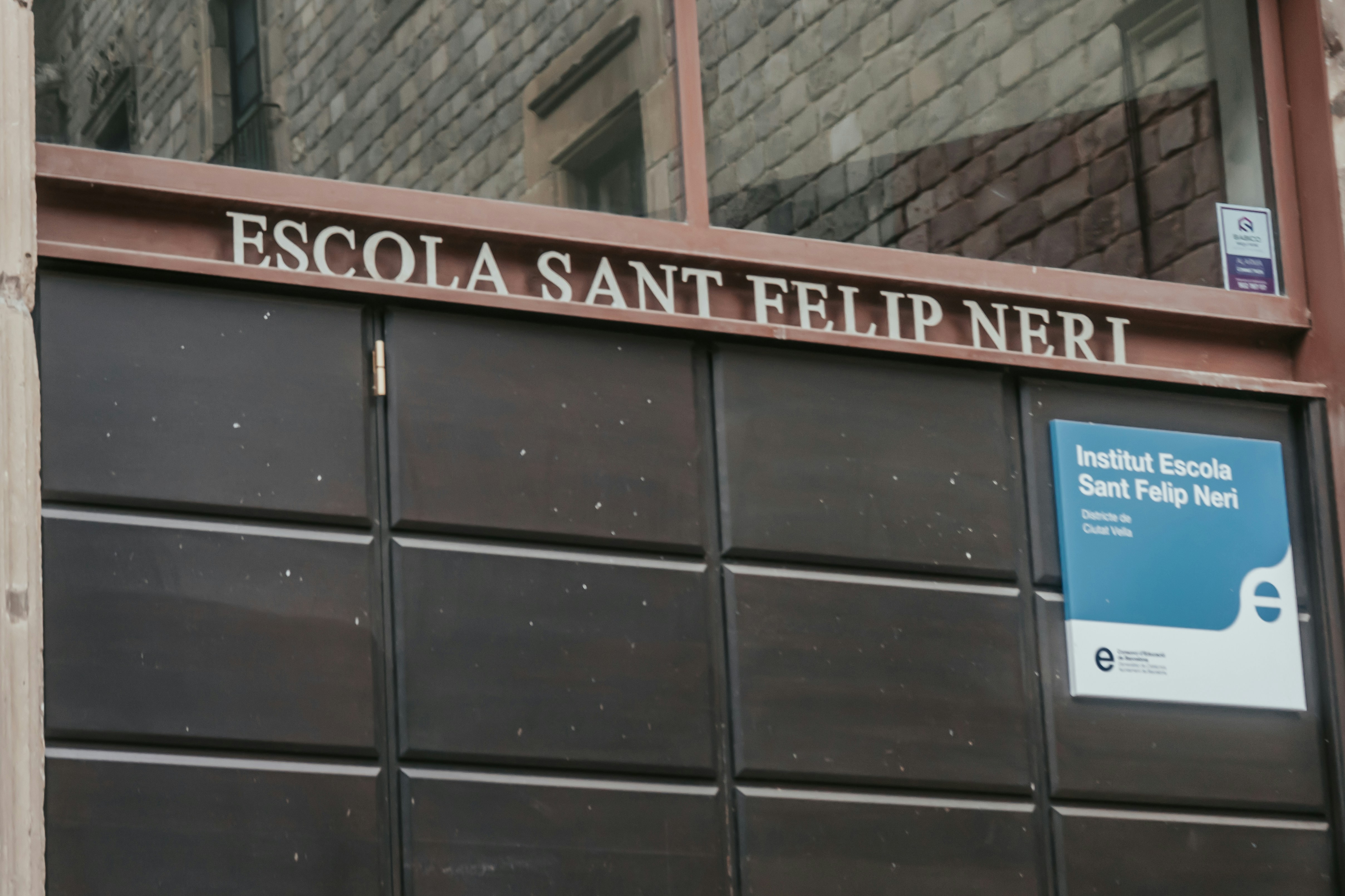The image shows the entrance of escola sant felip neri.