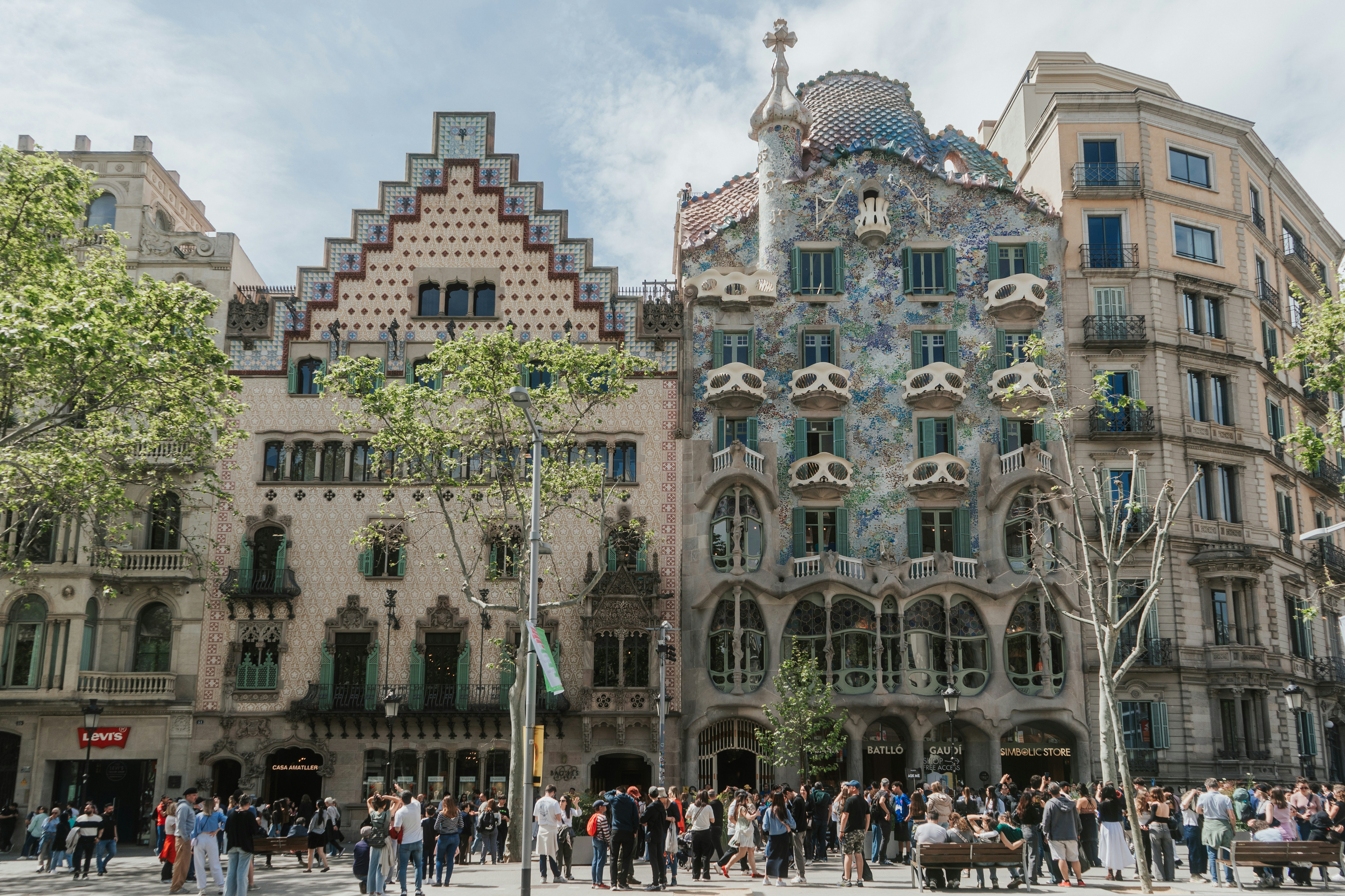 Beautiful buildings and a crowd in barcelona.