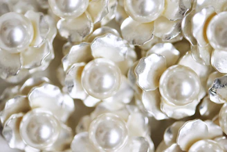 White flowers with pearl centers fill the frame.