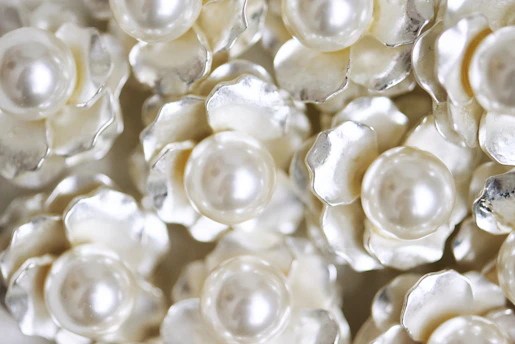 White flowers with pearl centers fill the frame.