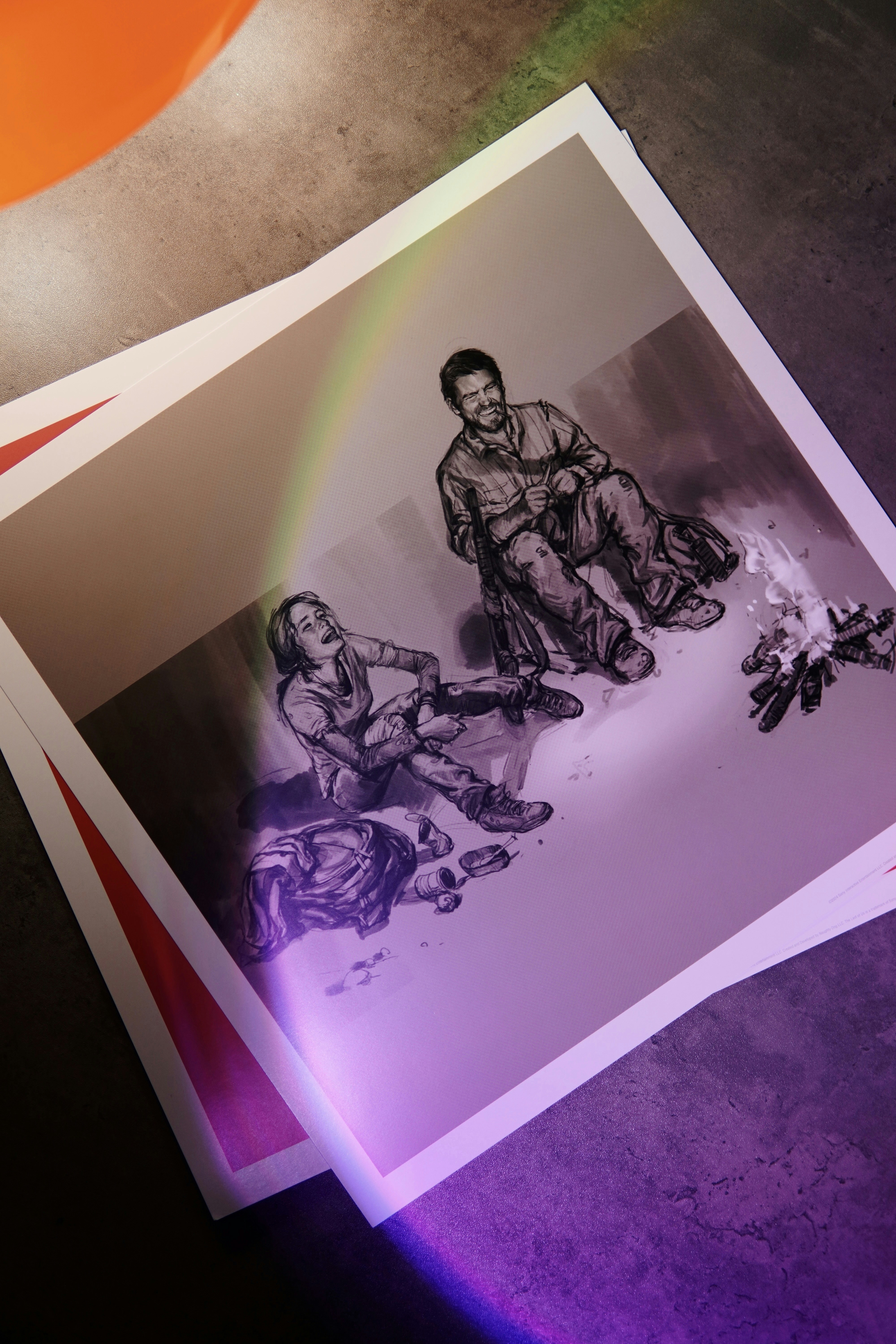 Dos personas se sientan cerca de una fogata en un boceto.