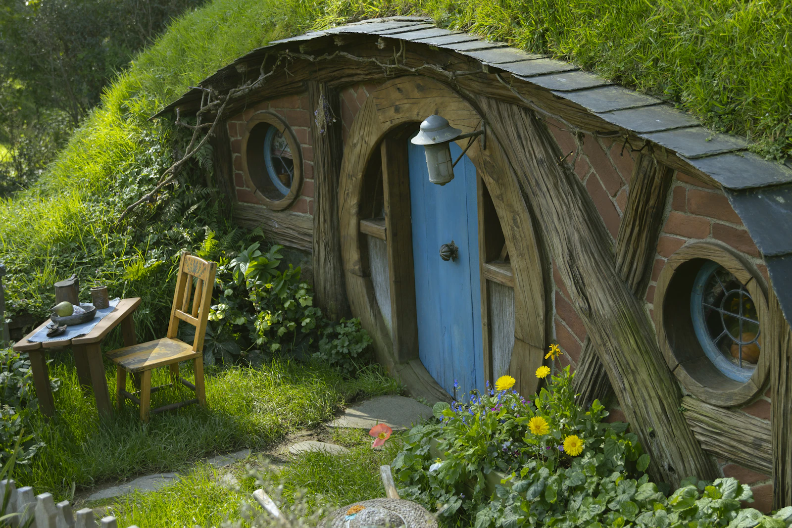Hobbit hole with a blue door at Hobbiton Movie Set, Matamata