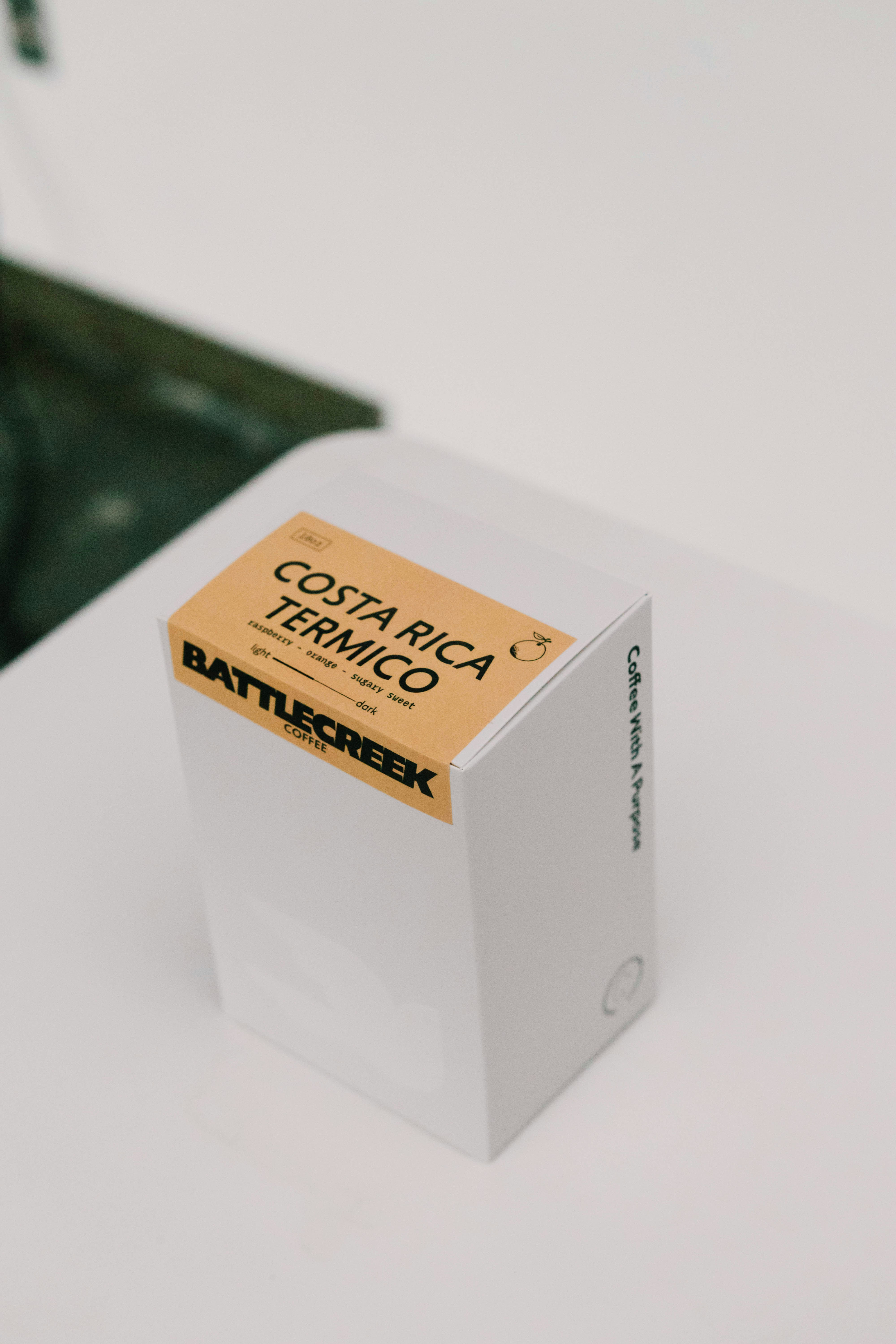 Coffee packaging labeled "costa rica termico."