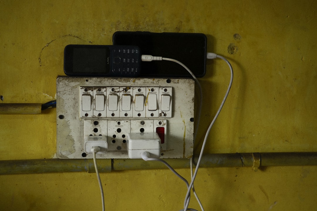掃除機 コードレス 充電できない Phones are charging on an electrical outlet.