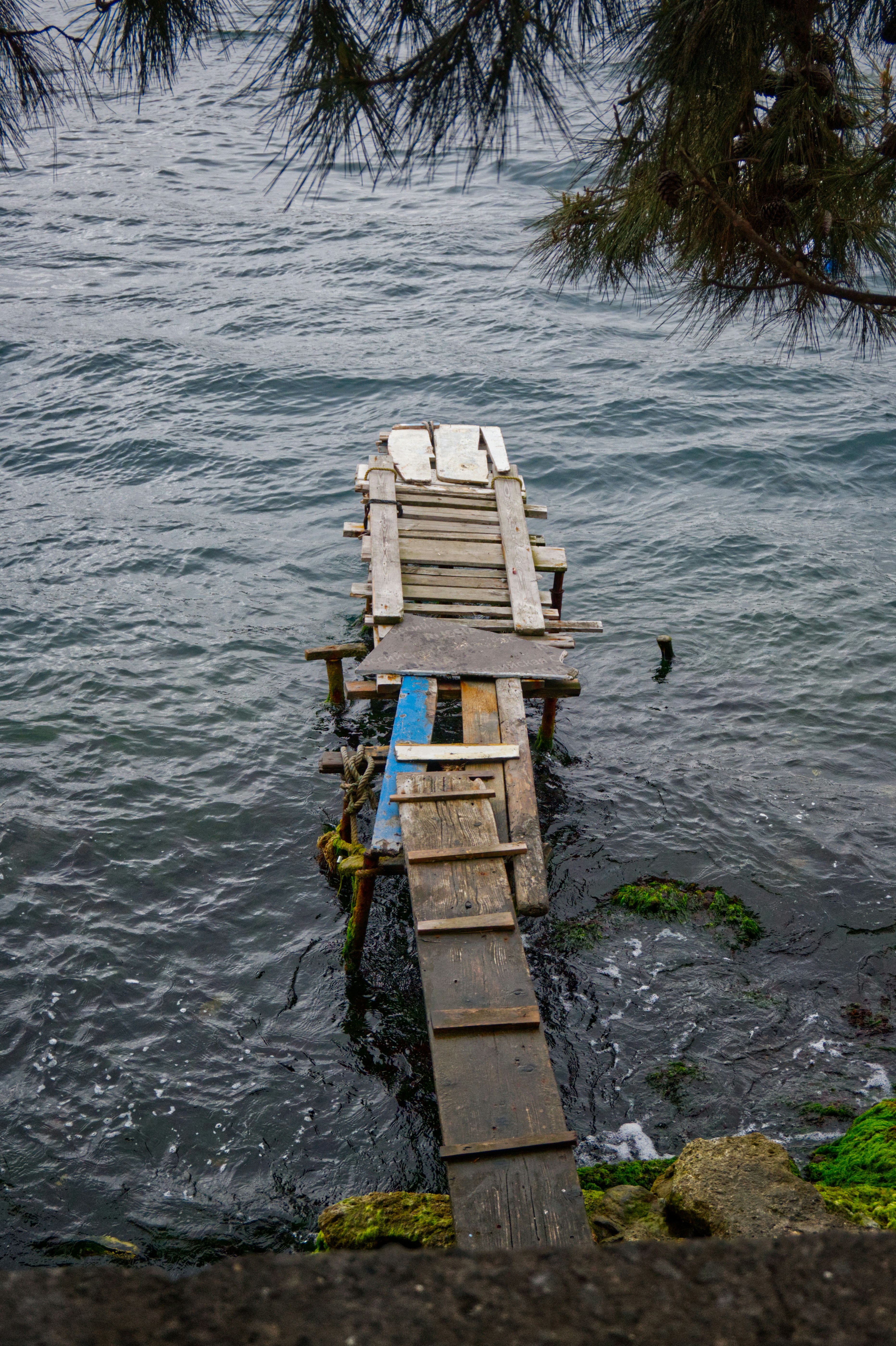 Une jetée en bois rustique s’étend dans l’océan.