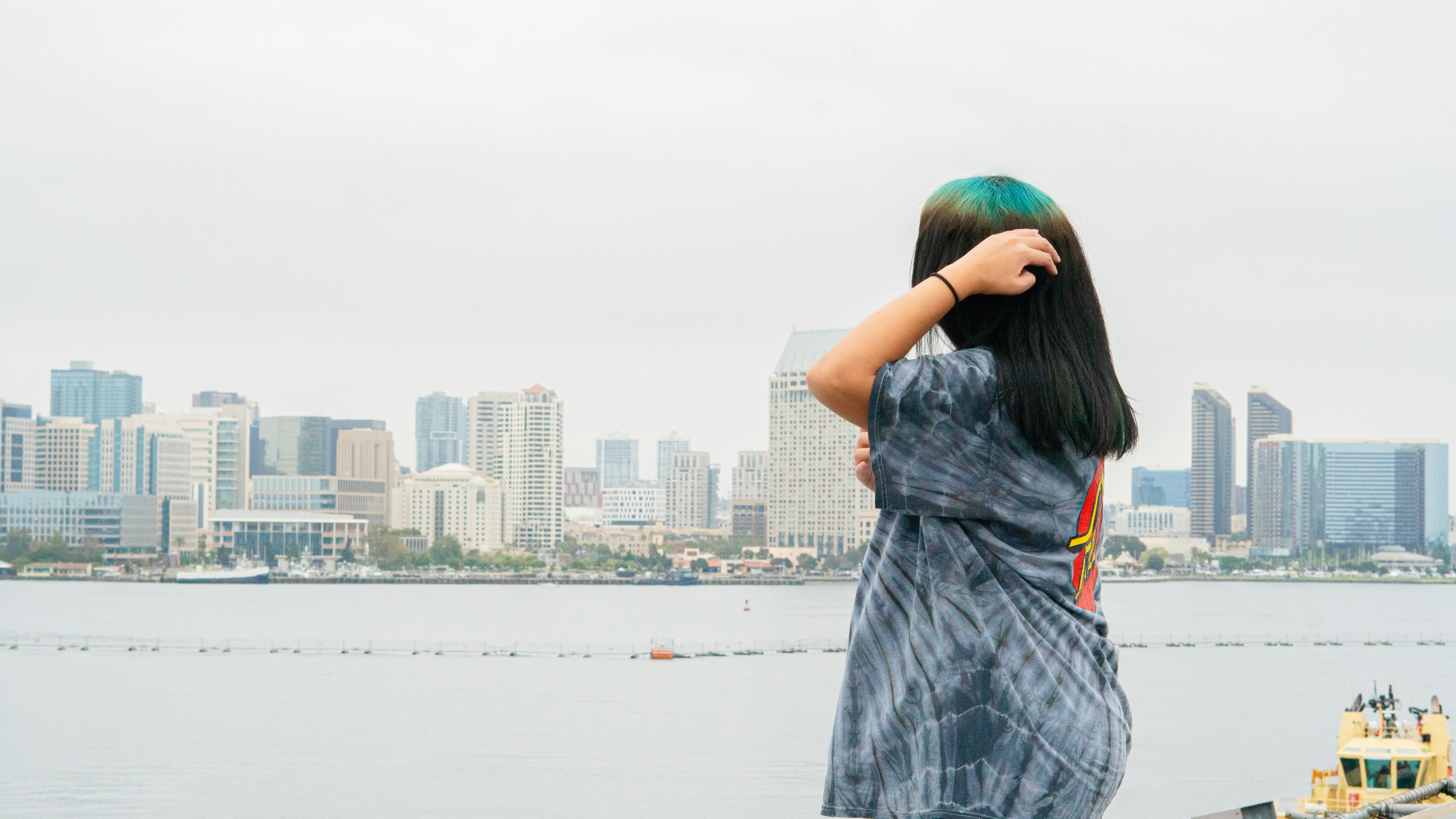 Frau schaut auf das Stadtbild.