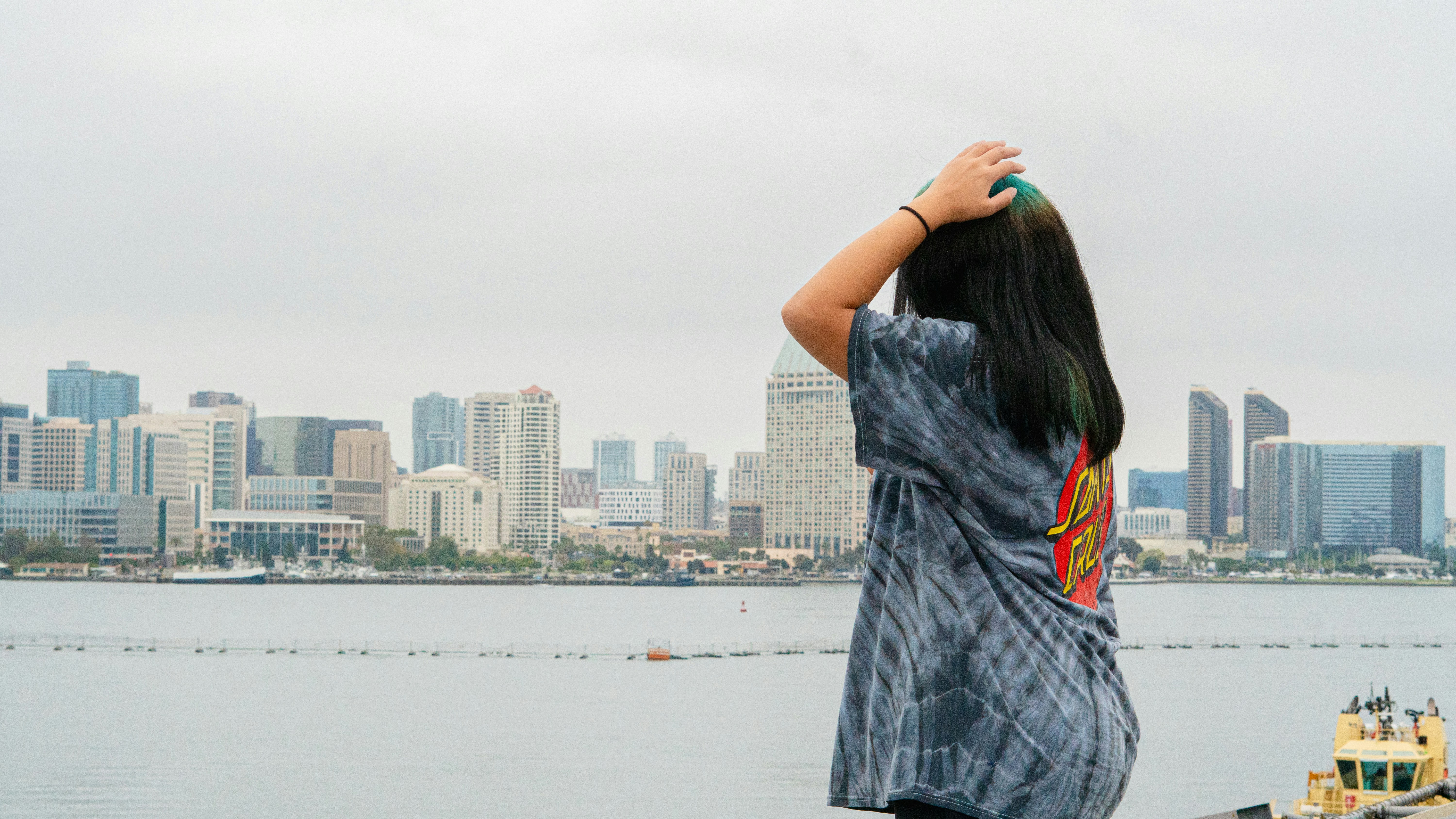 Eine Frau blickt auf die Skyline der Stadt.