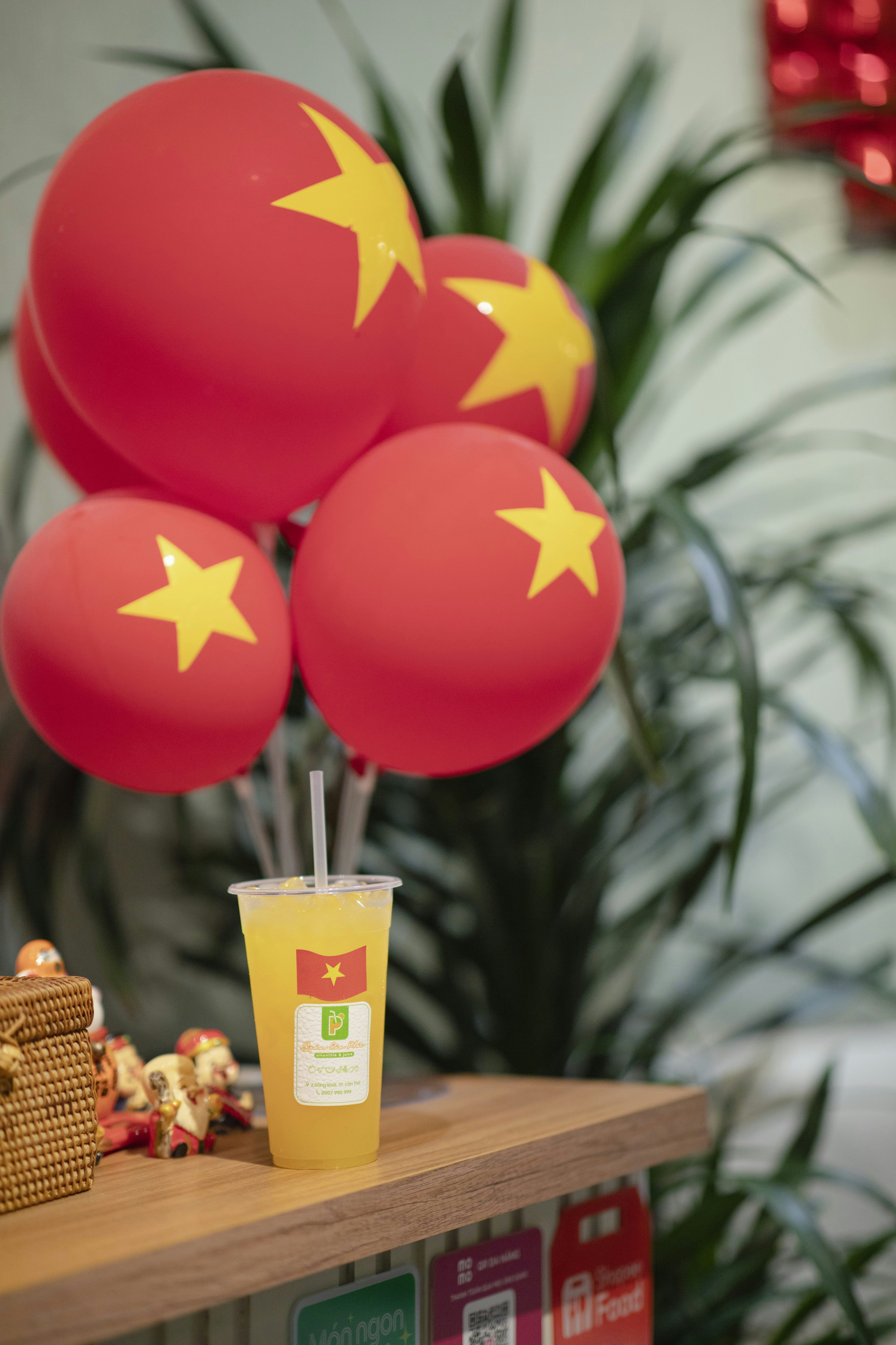 Vietnam-themed balloons and drink on display.