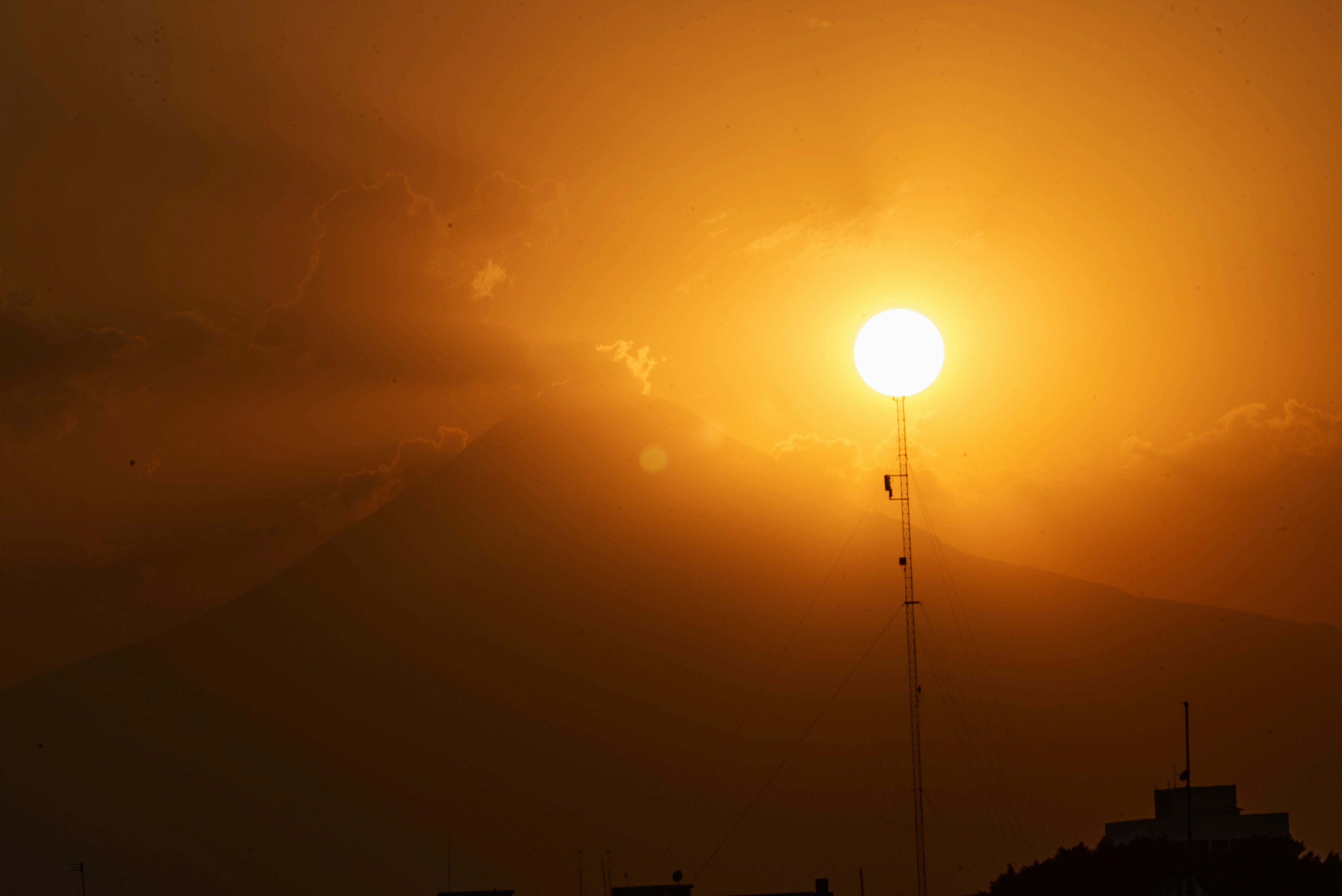 El sol dorado brilla a través de la atmósfera humeante.