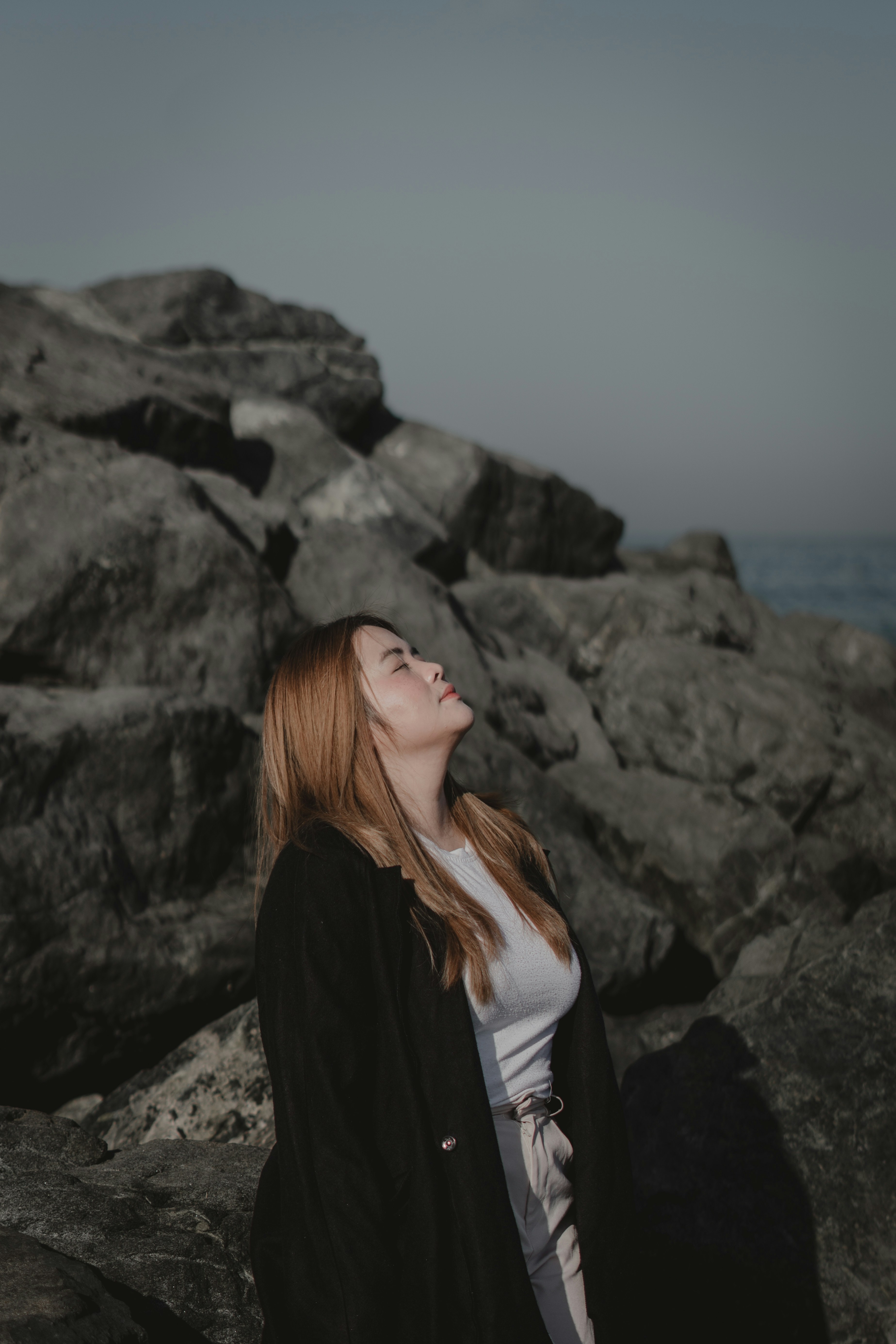 10 Subtle Signs a Woman Is Starving for Affection and Emotional Warmth