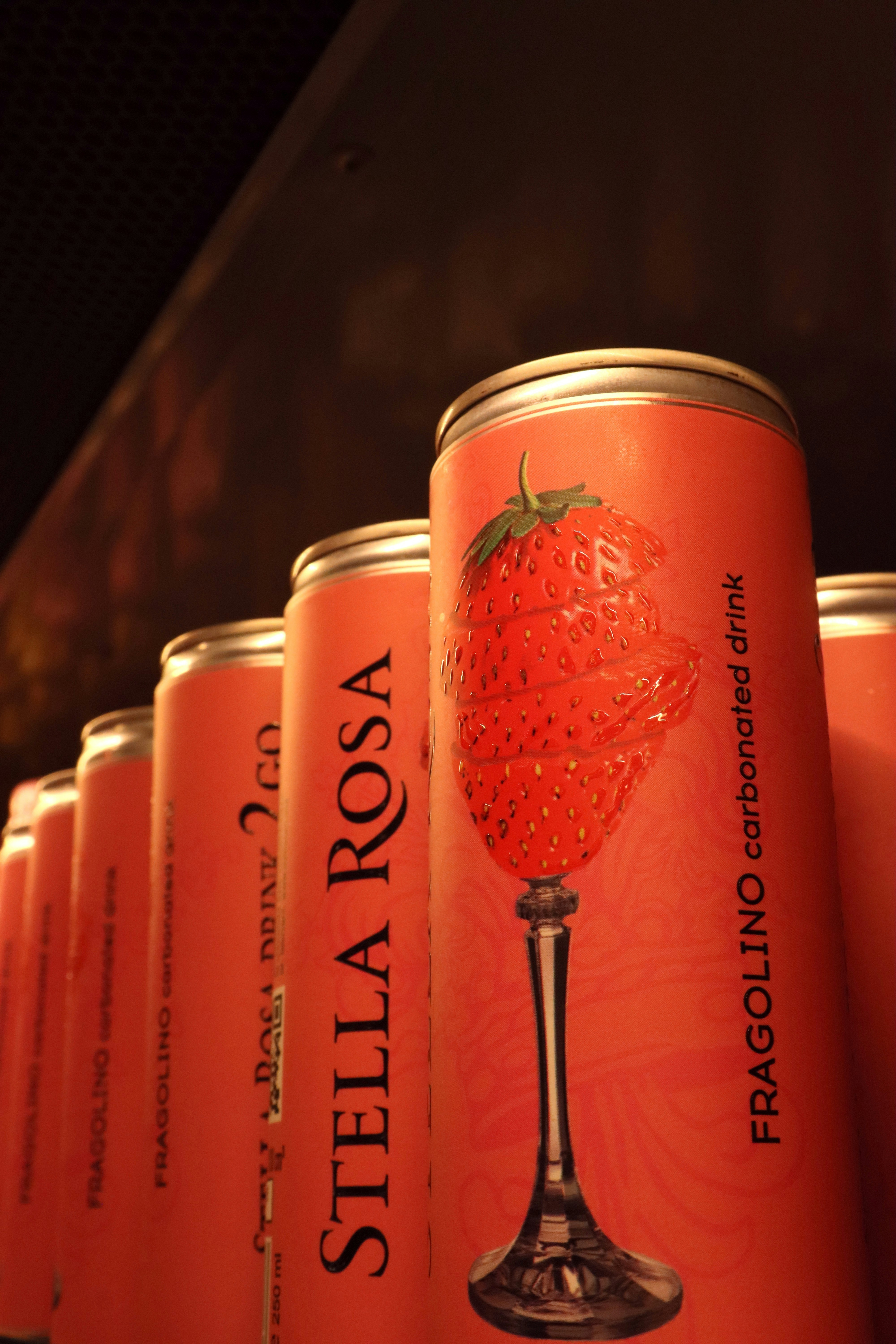 Se muestran latas de bebida carbonatada de fresa fragolino.