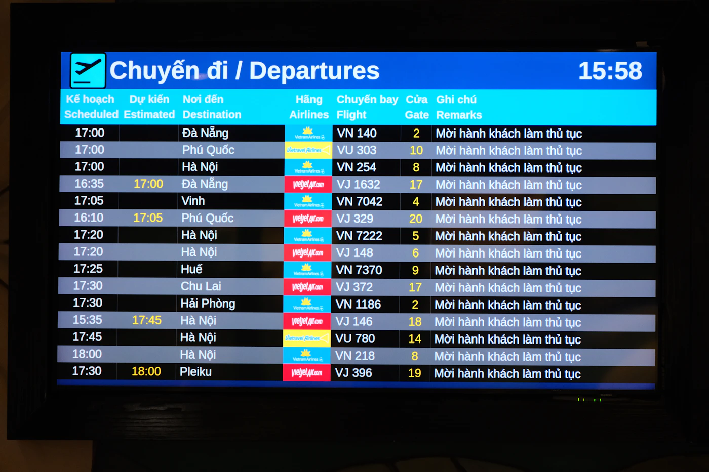 Pantalla de salidas de un aeropuerto de Vietnam con vuelos a Hanói, Da Nang y Phu Quoc