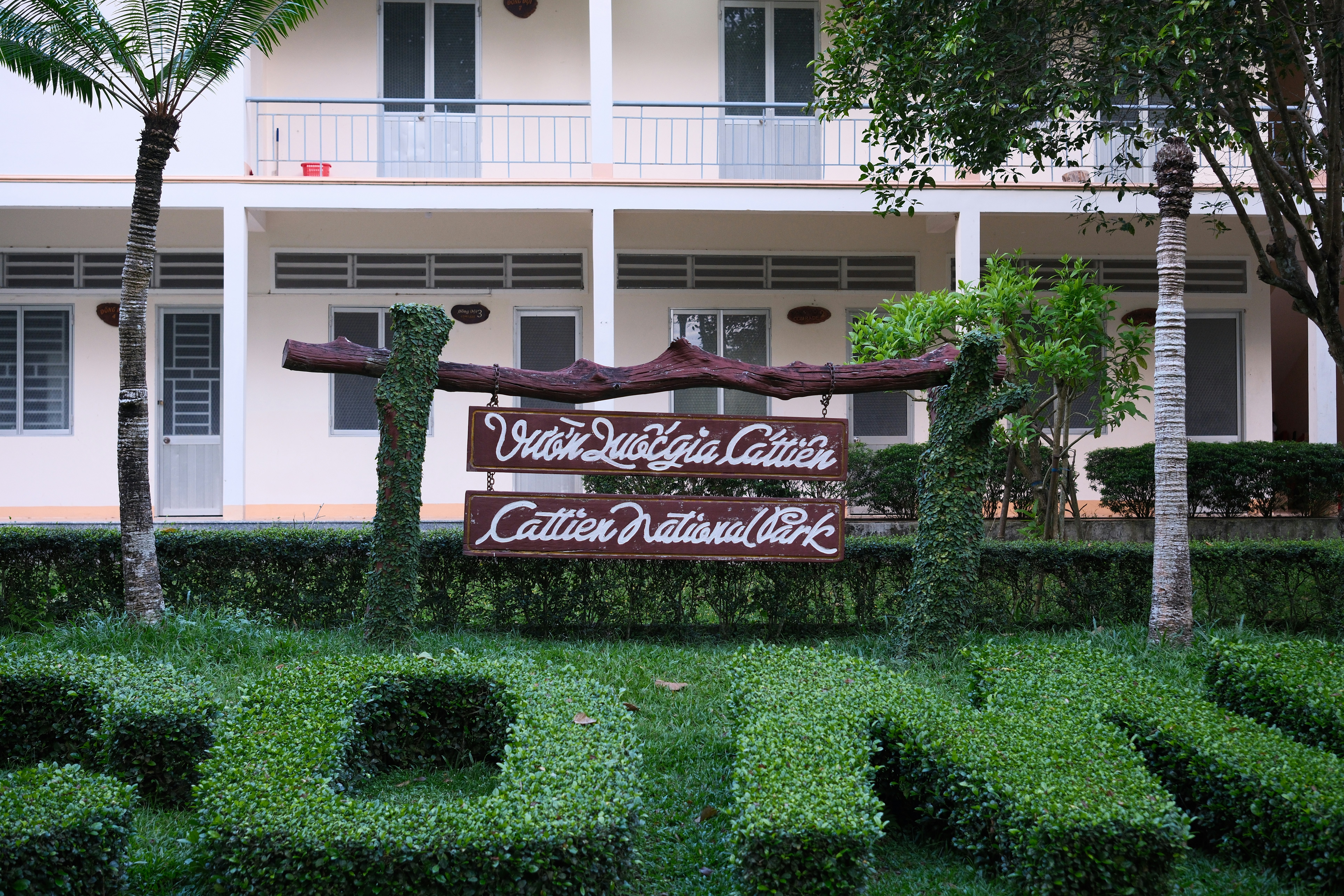 photo-1745240087585-5ffb827144ec?ixid=M3wxMjA3fDB8MXxzZWFyY2h8MTR8fGZlcmllbndvaG51bmdzdmVyd2FsdHVuZ3xlbnwwfHx8fDE3NTEwNjY3NzZ8MA\u0026ixlib=rb-4.1.0