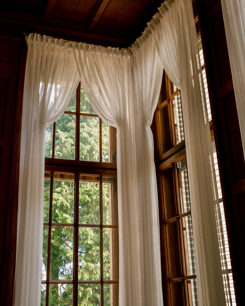 Helles Fenster mit weißen Vorhängen