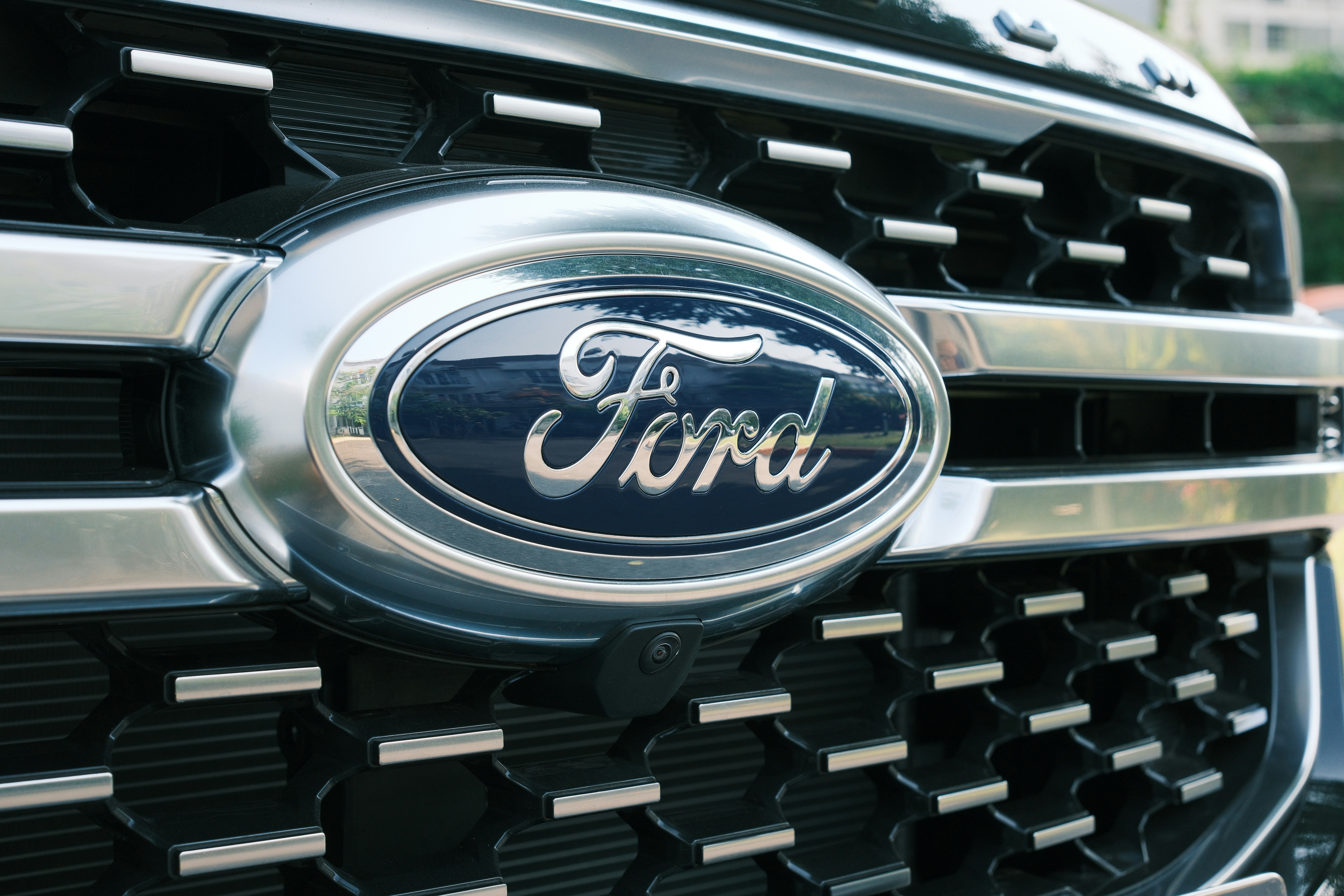A close-up of the ford emblem. photo – Free Car Image on Unsplash
