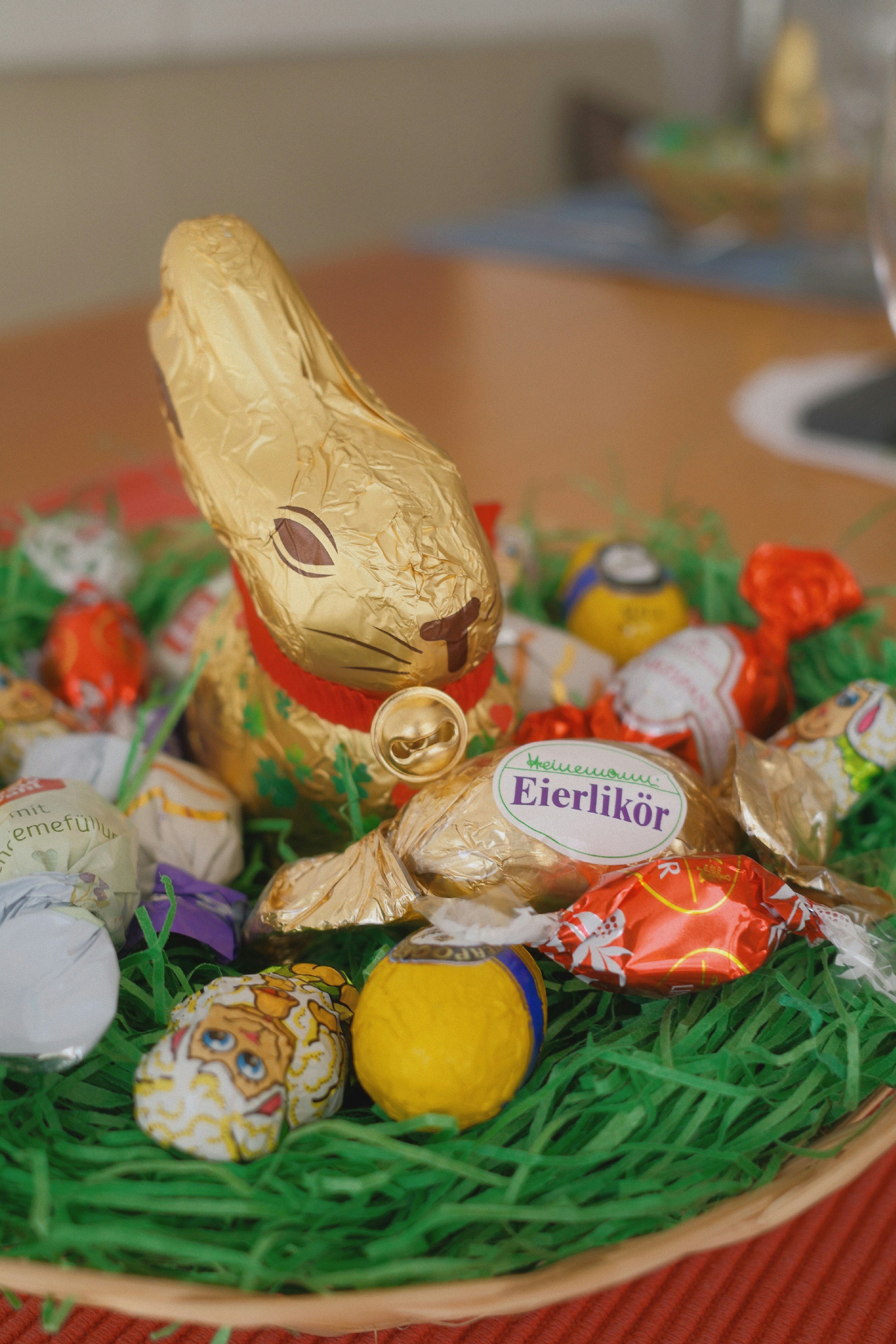 Camilan Paskah termasuk kelinci emas dan telur cokelat.