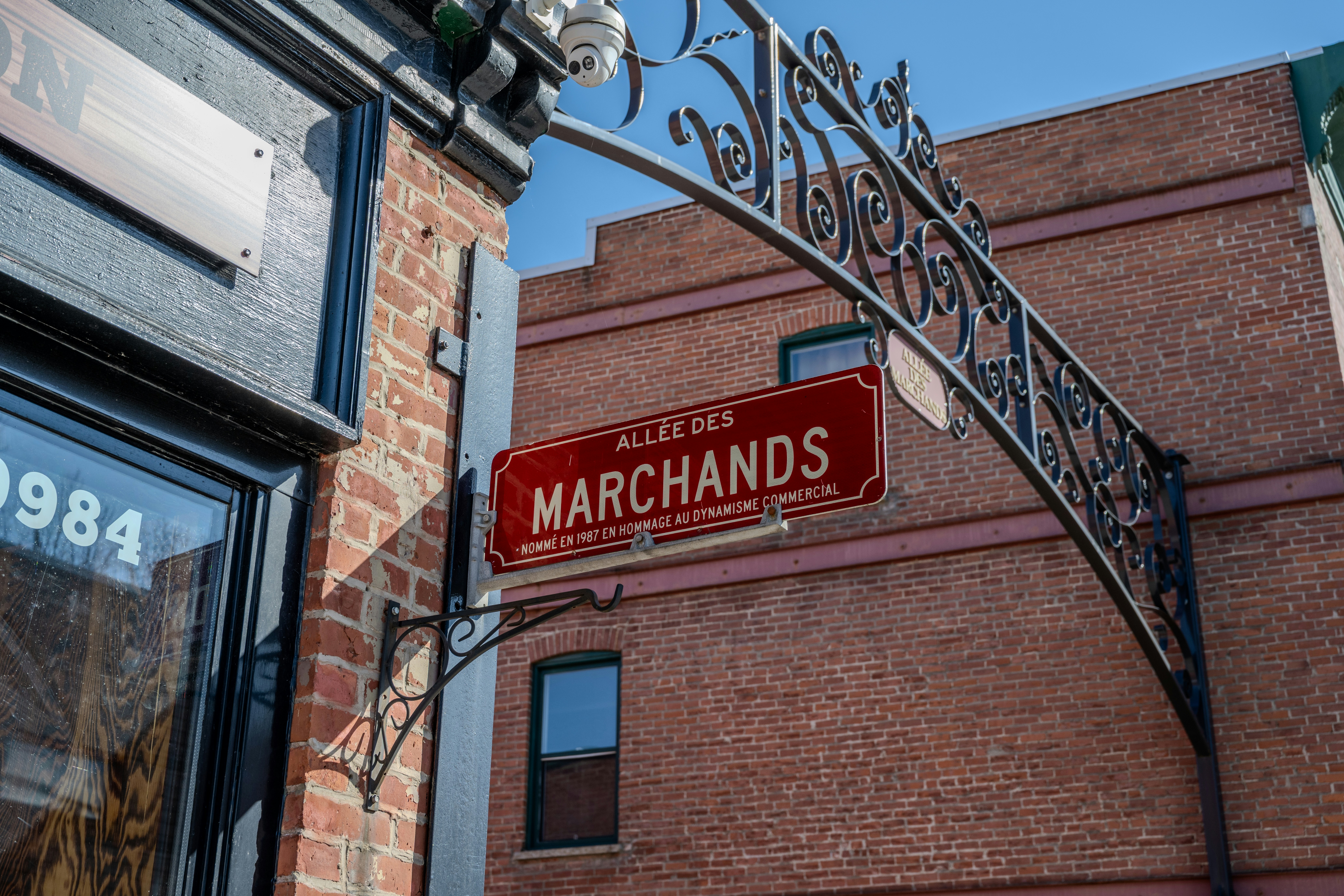 道路標識は「allee des marchands」を示しています。