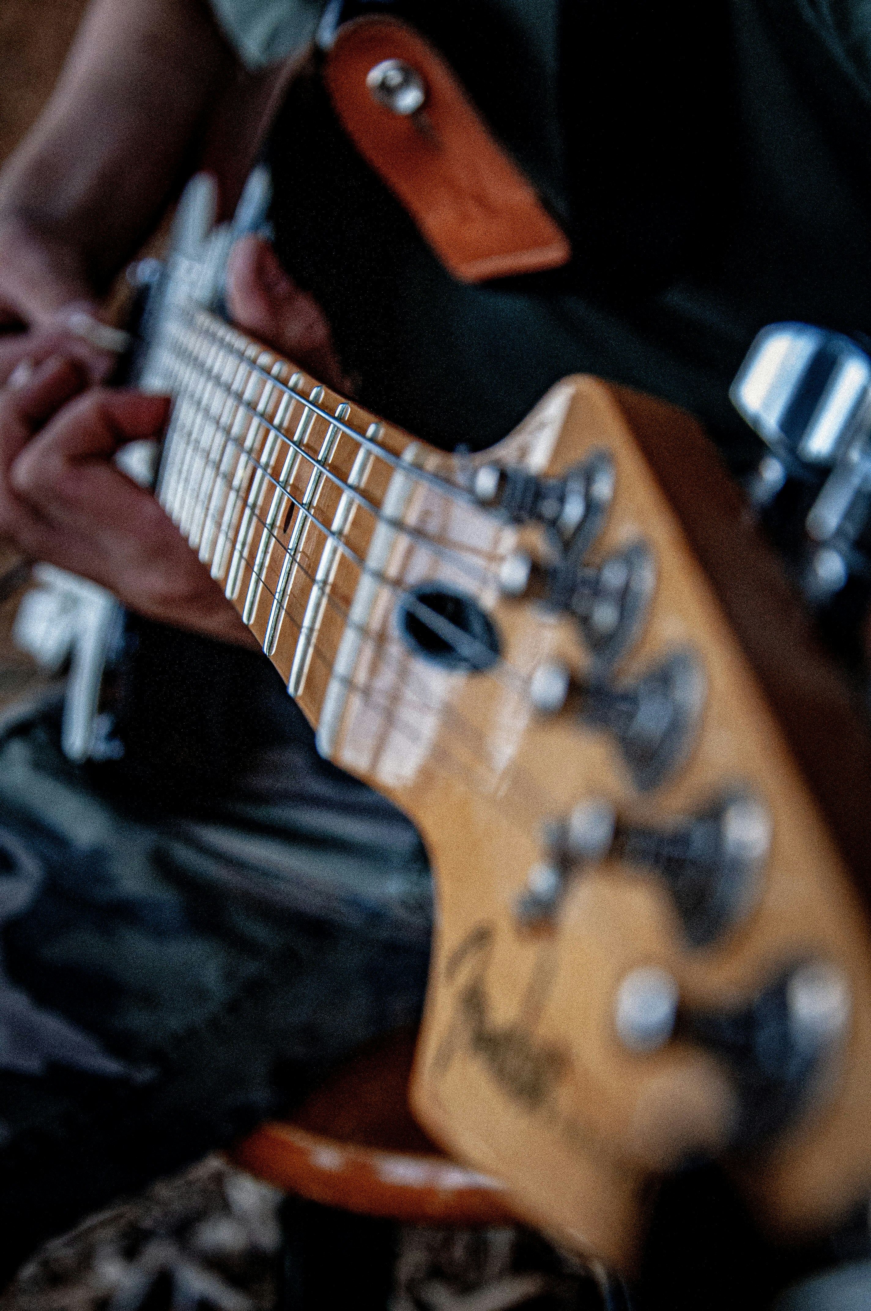 Seorang musisi memainkan gitar bass.