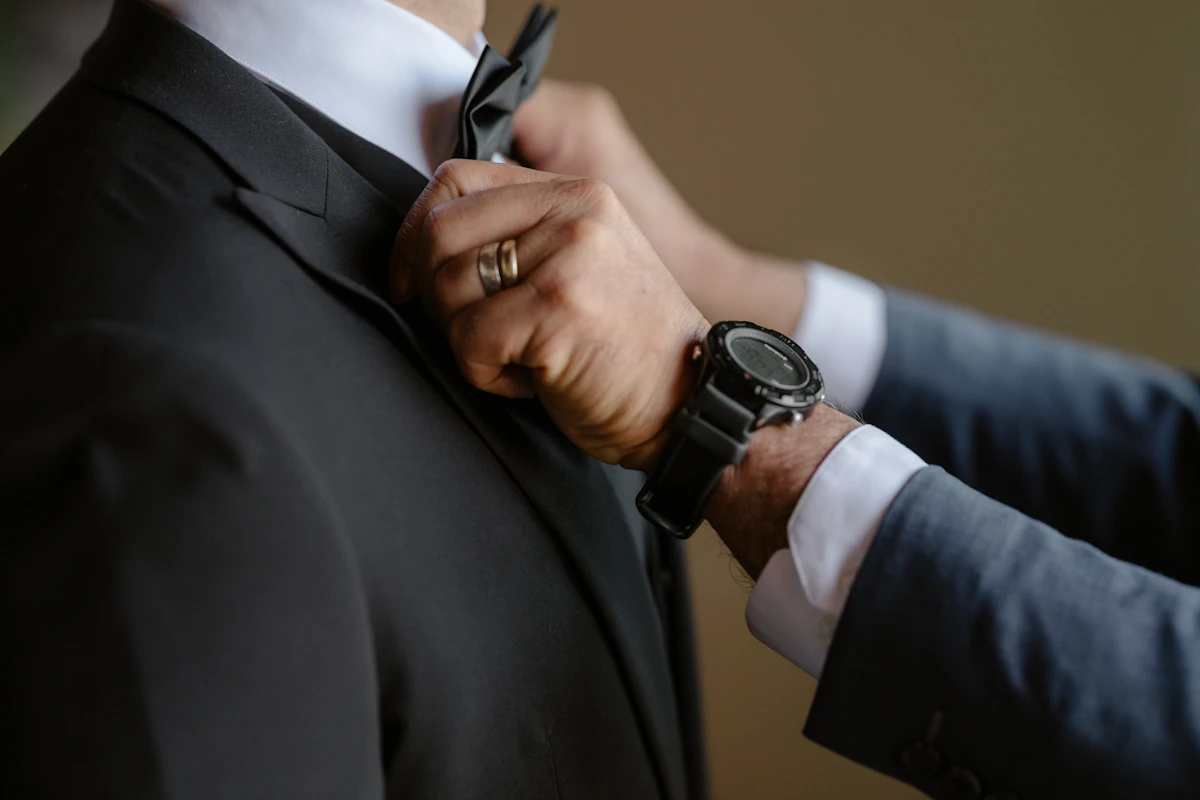 Détail de la manche d'une veste de costume et d'une montre
