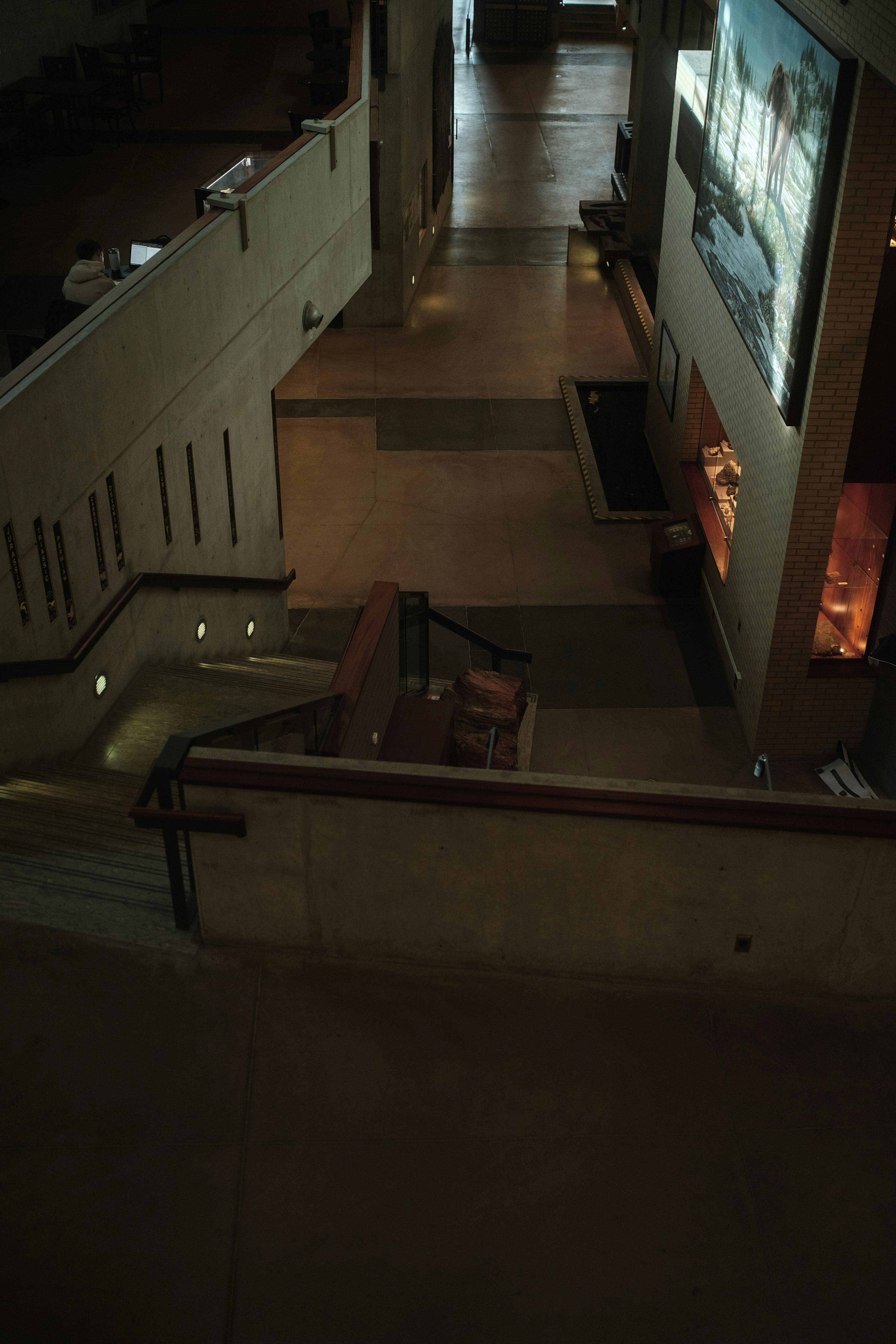 Uma vista interior da arquitetura de um grande edifício.