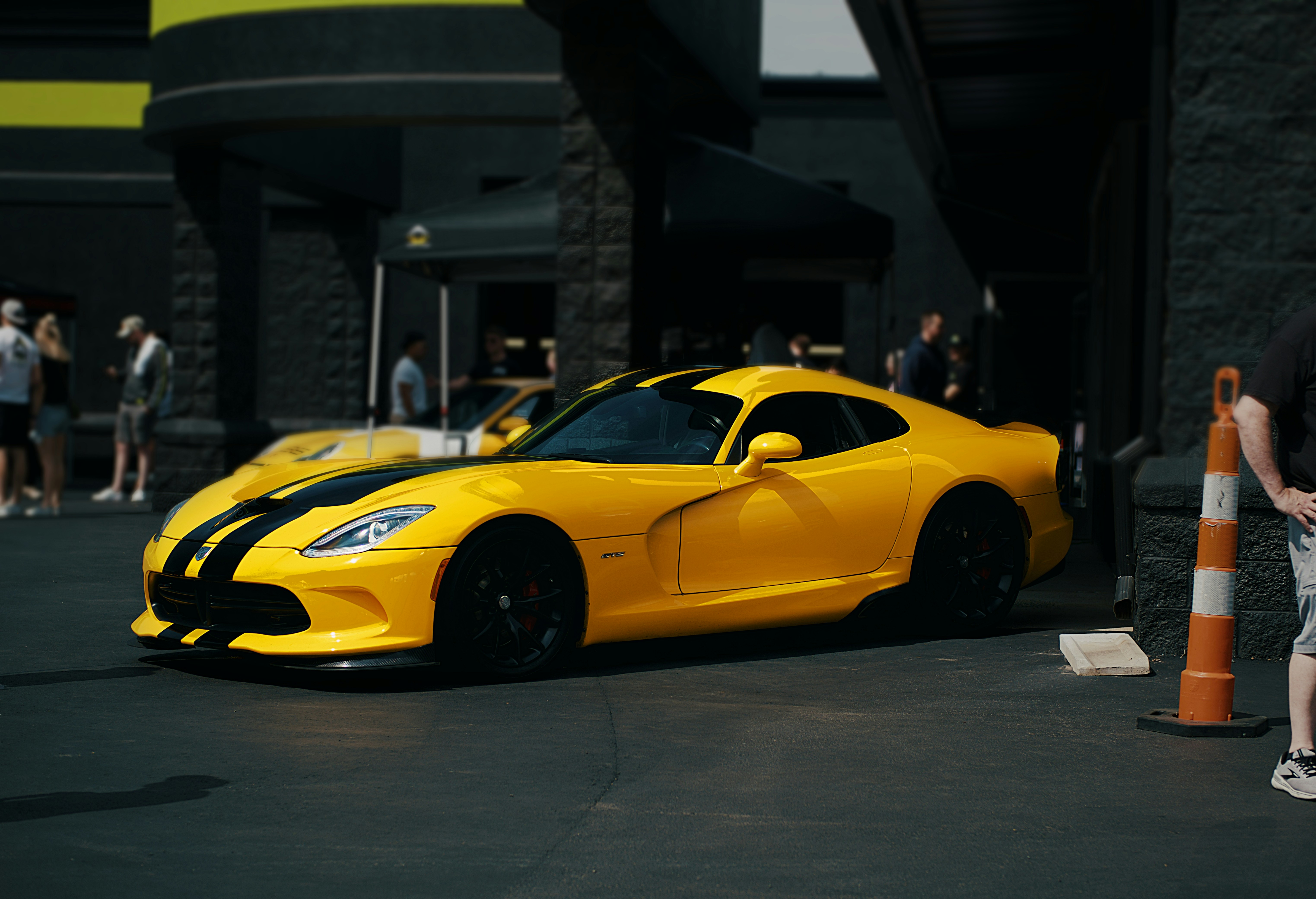 All'esterno parcheggia un'auto sportiva di colore giallo brillante.