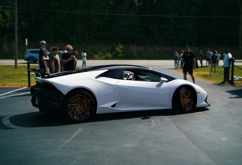 Bílý Lamborghini v centru pozornosti