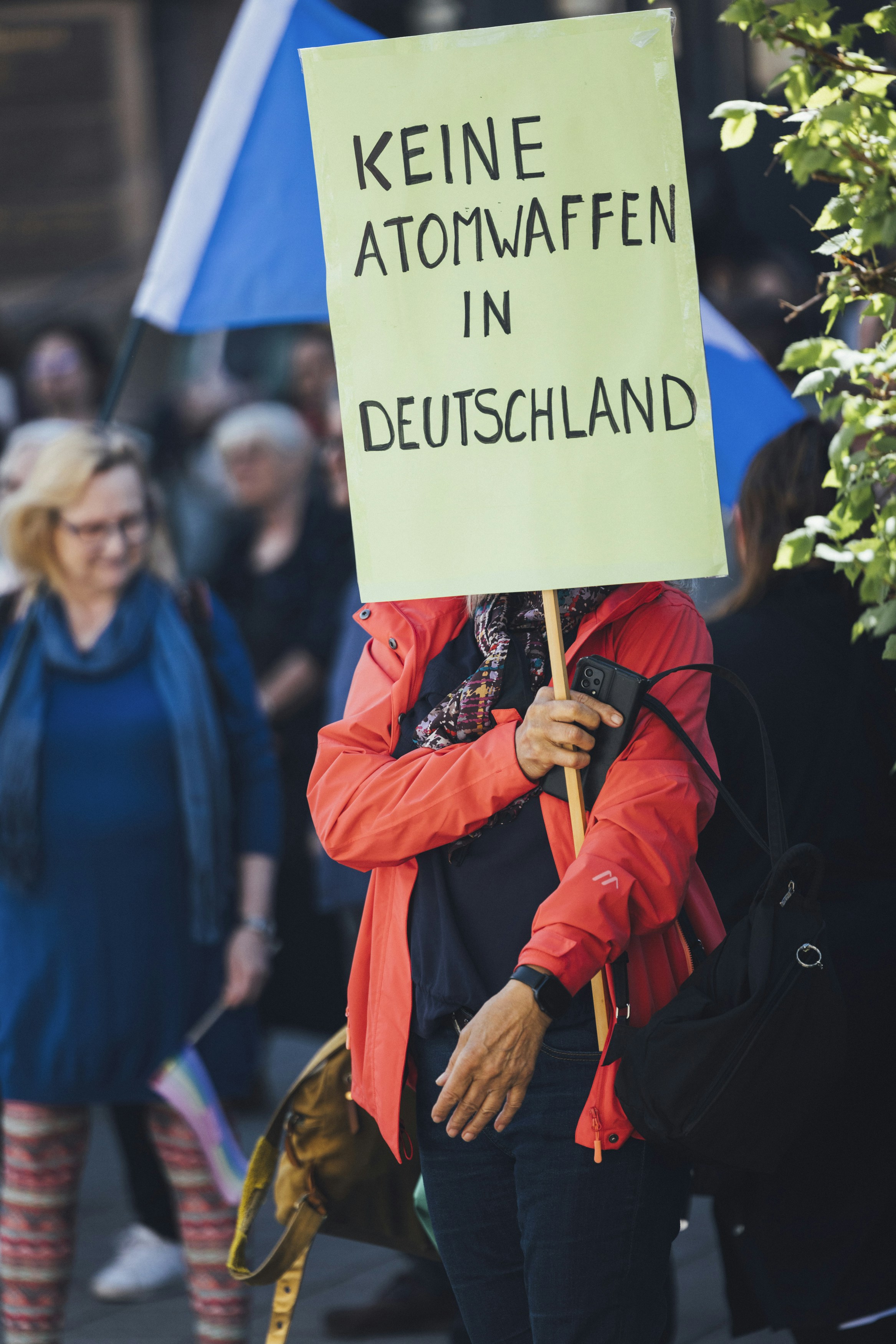 Protester demands "no nuclear weapons" in germany.