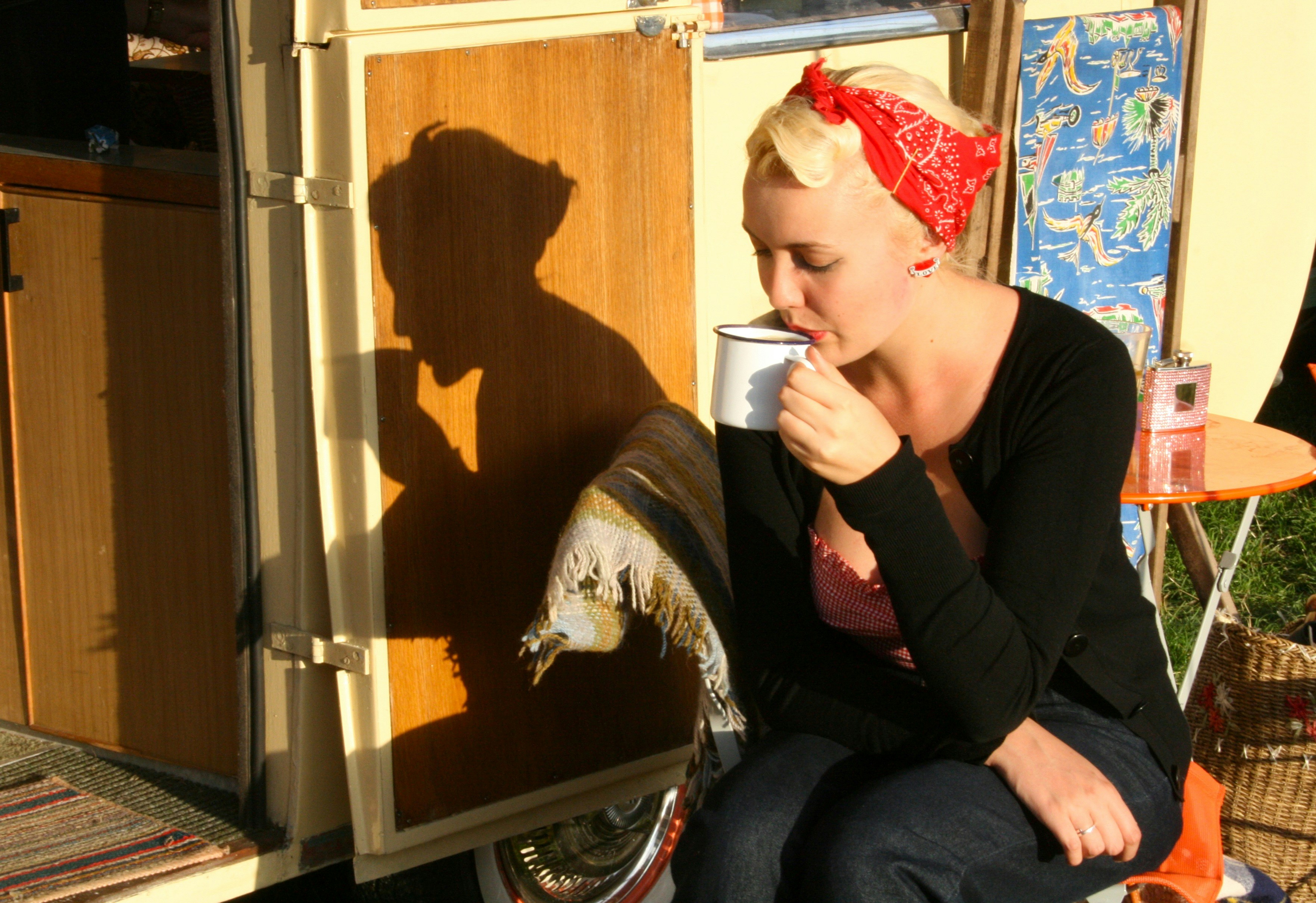 Frau genießt einen Drink mit ihrem Schatten.