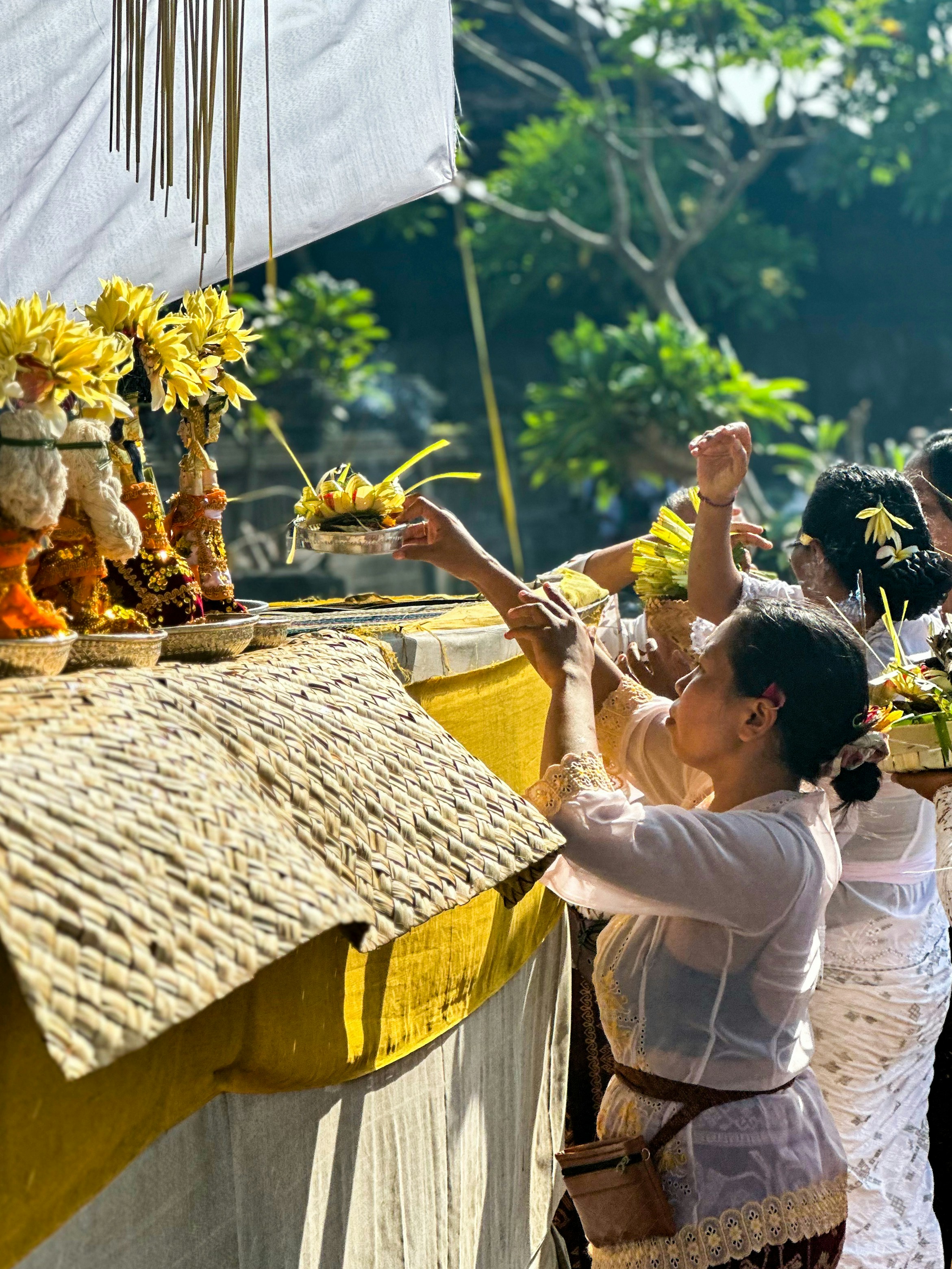 人々は伝統的な儀式の間に祈りを捧げます。