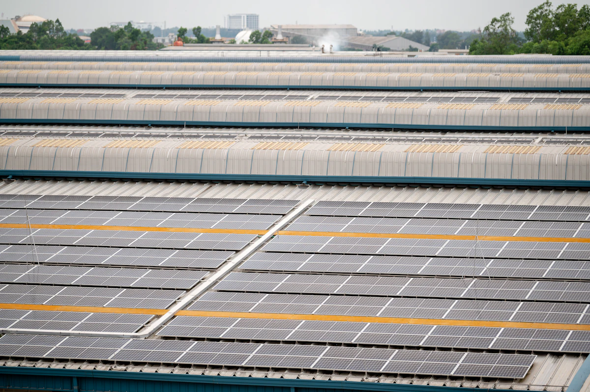 Grande impianto fotovoltaico su copertura industriale