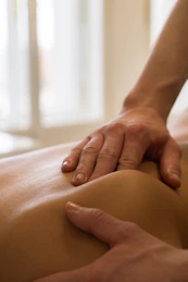 Massagetherapeut geeft een rugmassage.