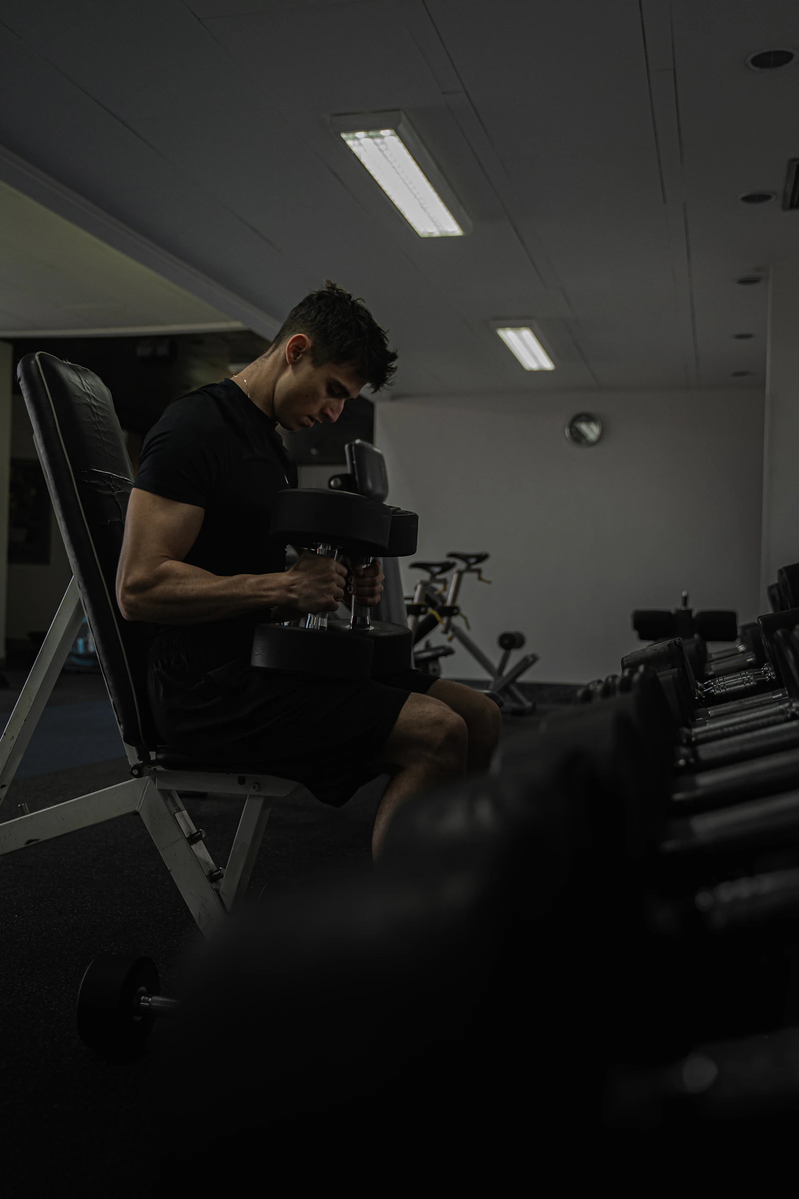 Mann bereitet sich im Fitnessstudio auf sein Training vor