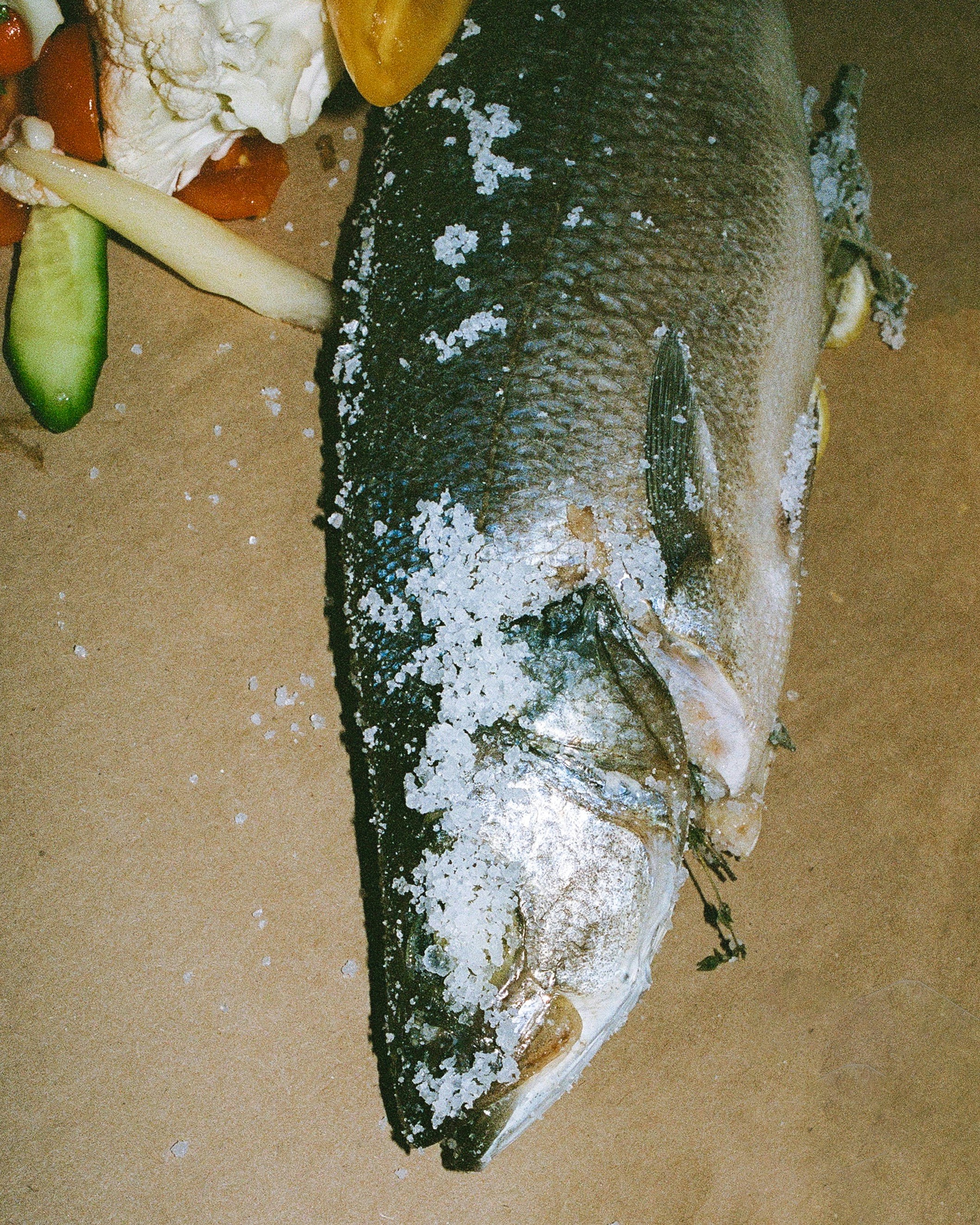 Ikan panggang garam siap dimasak dengan sayuran.