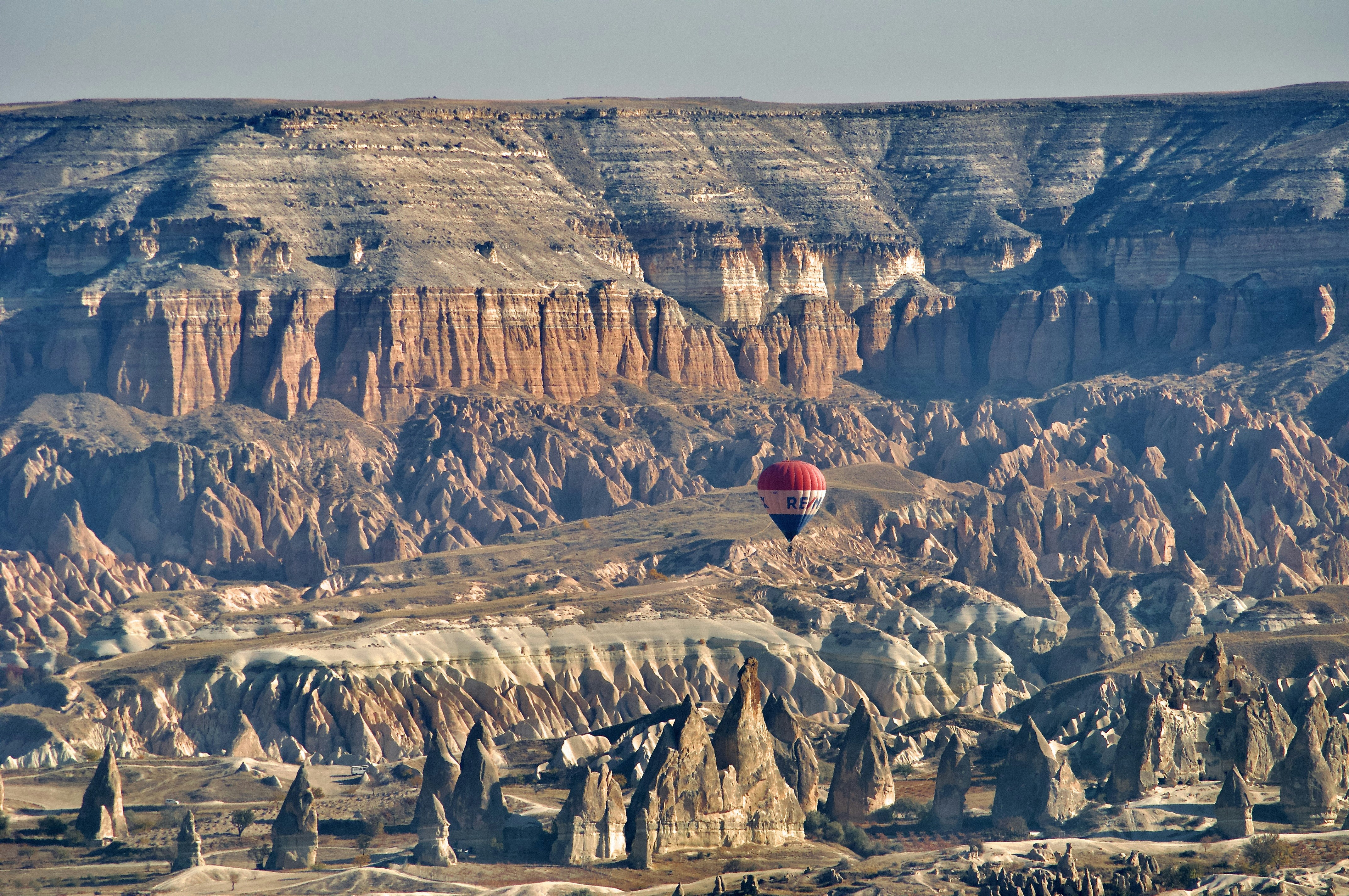 Globo aerostático sobrevuela un paisaje rocoso.